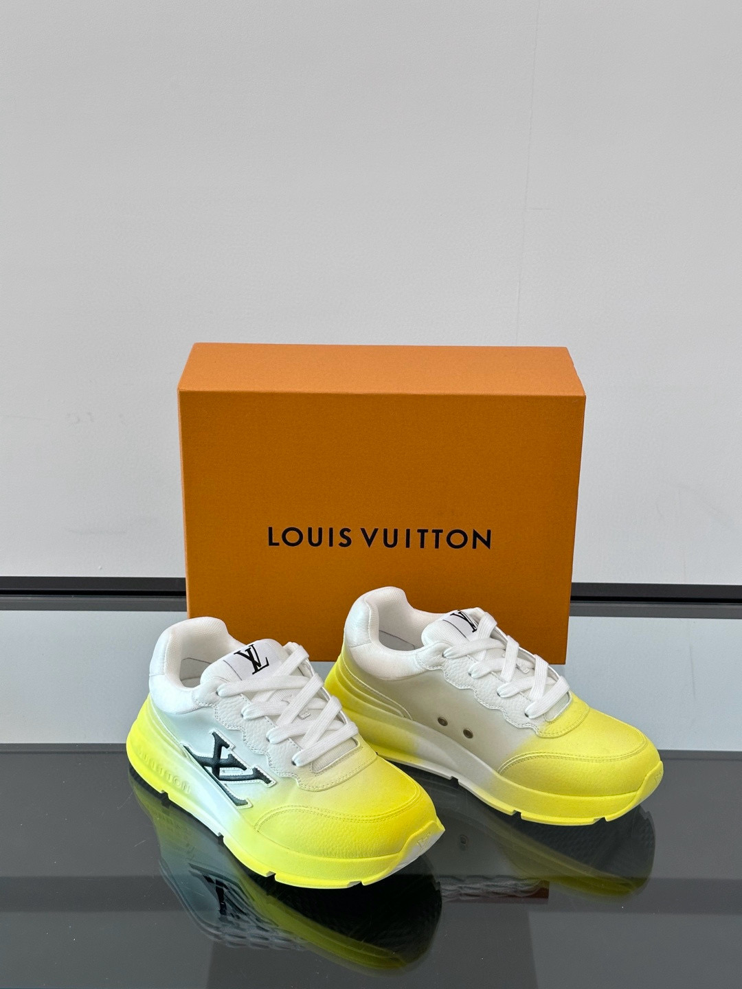 루이비통 Louis Vuitton Classic 스니커즈