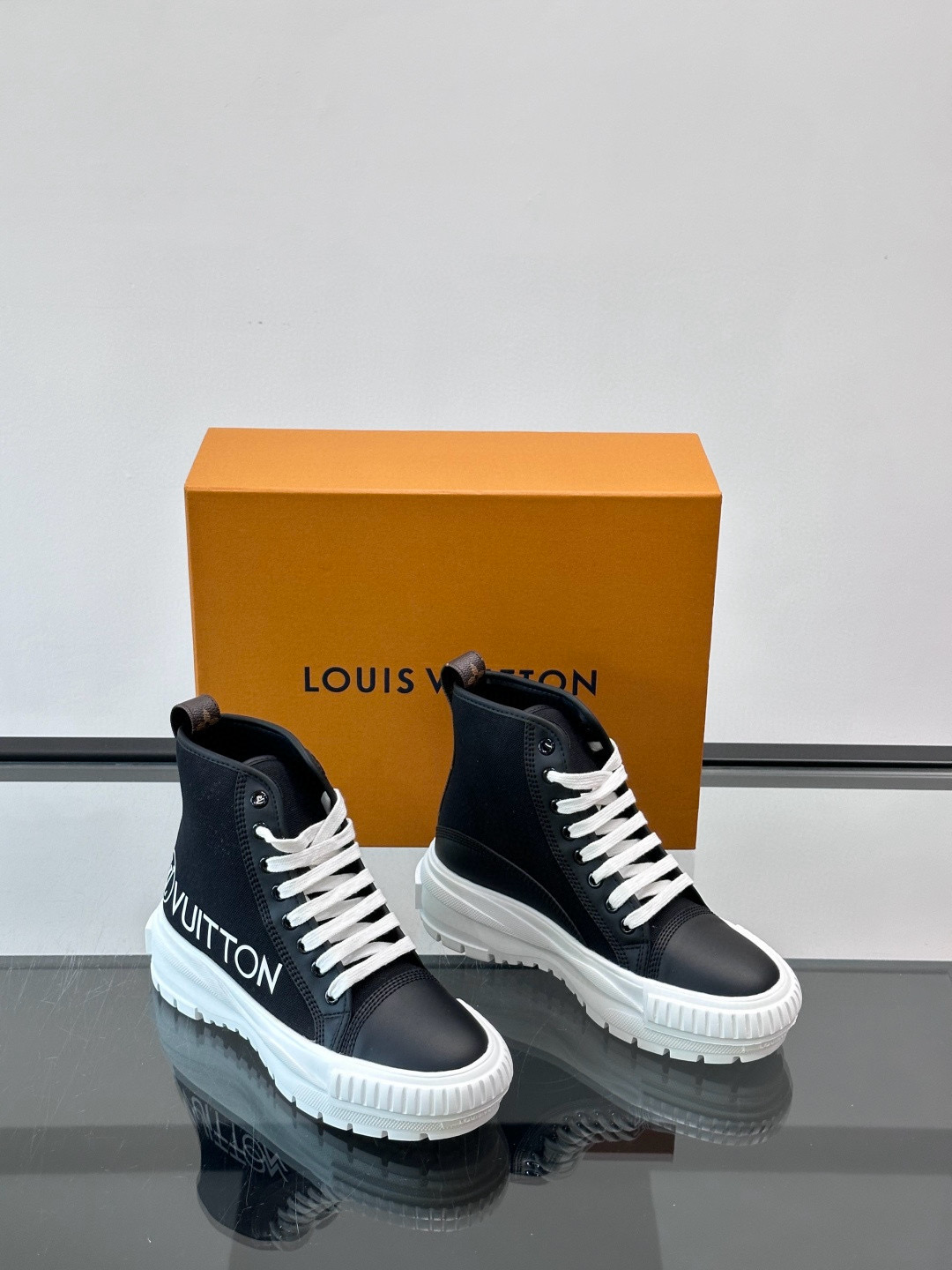 루이비통 Louis Vuitton 스니커즈 Black