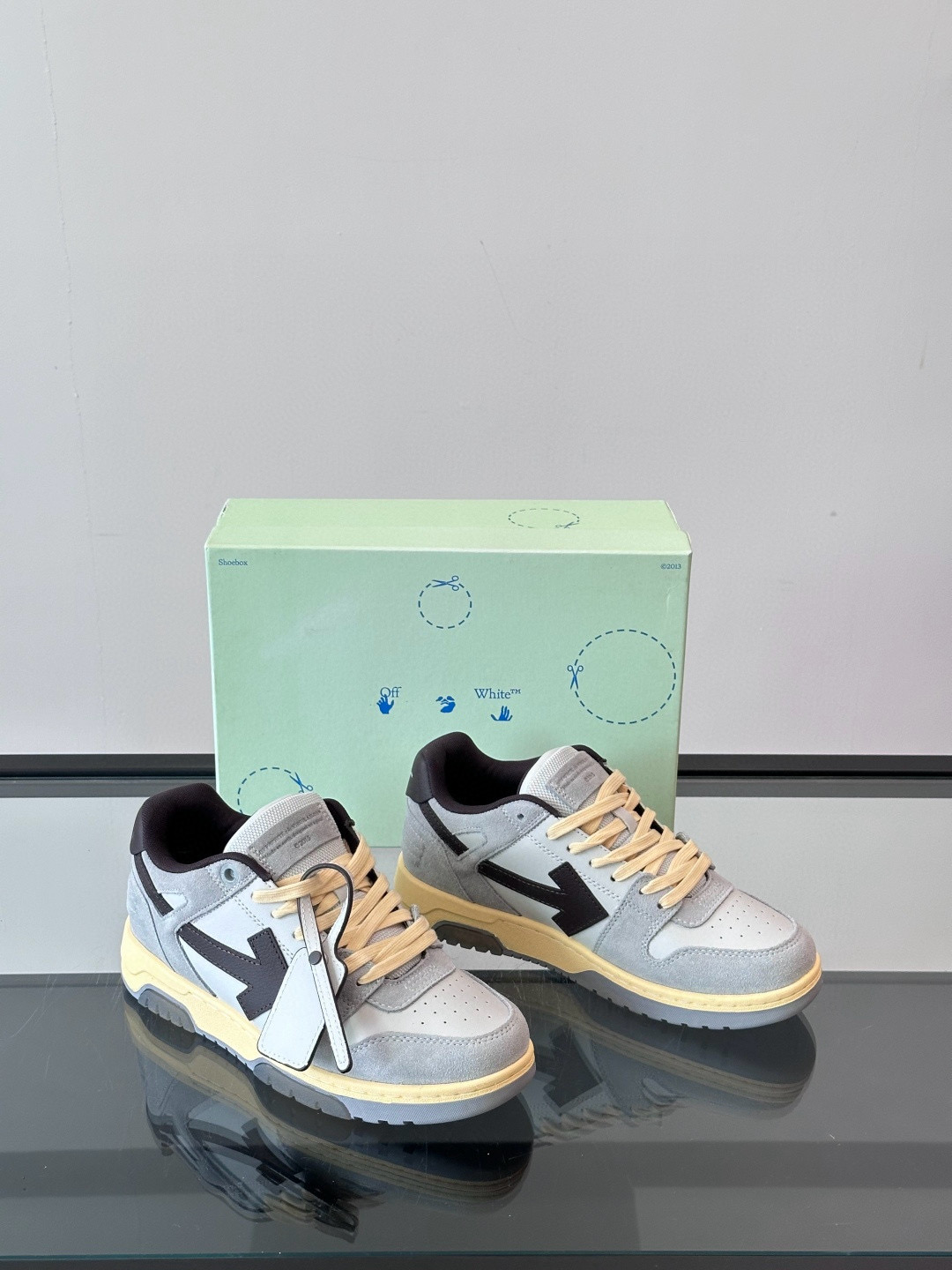 오프화이트 (Off-White) Out of office 스니커즈
