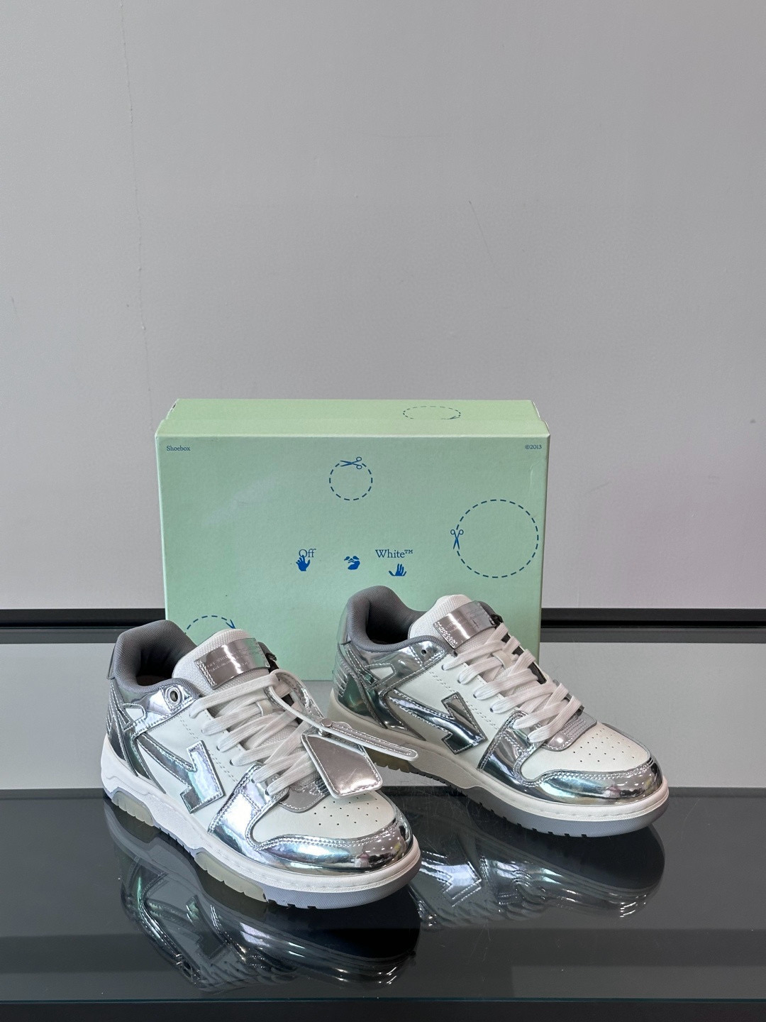 오프화이트 (Off-White) Out of office 스니커즈