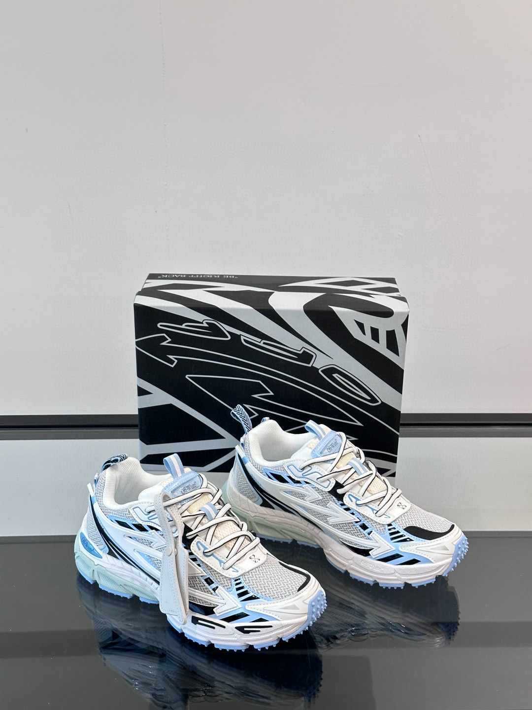 오프화이트 (Off-White) 스니커즈