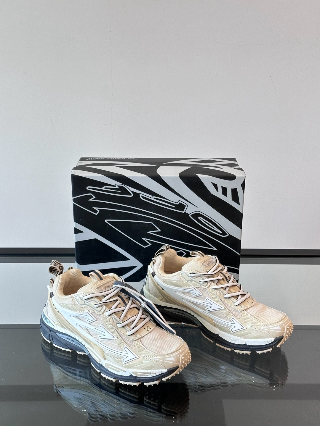 오프화이트 (Off-White) 스니커즈