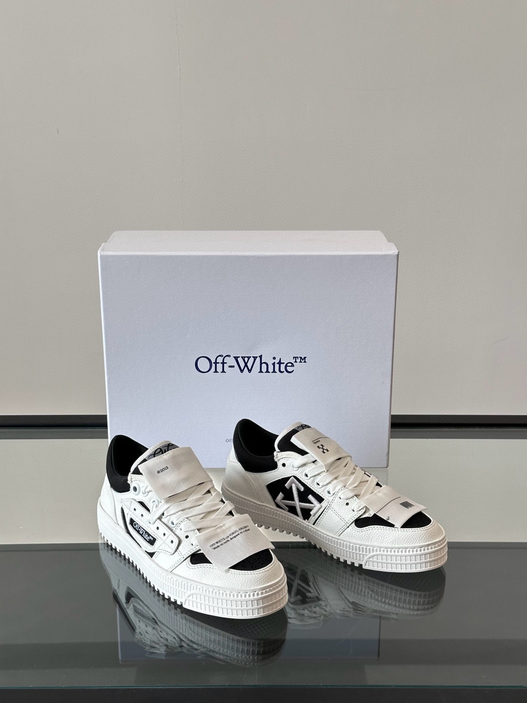 오프화이트 (Off-White) 스니커즈
