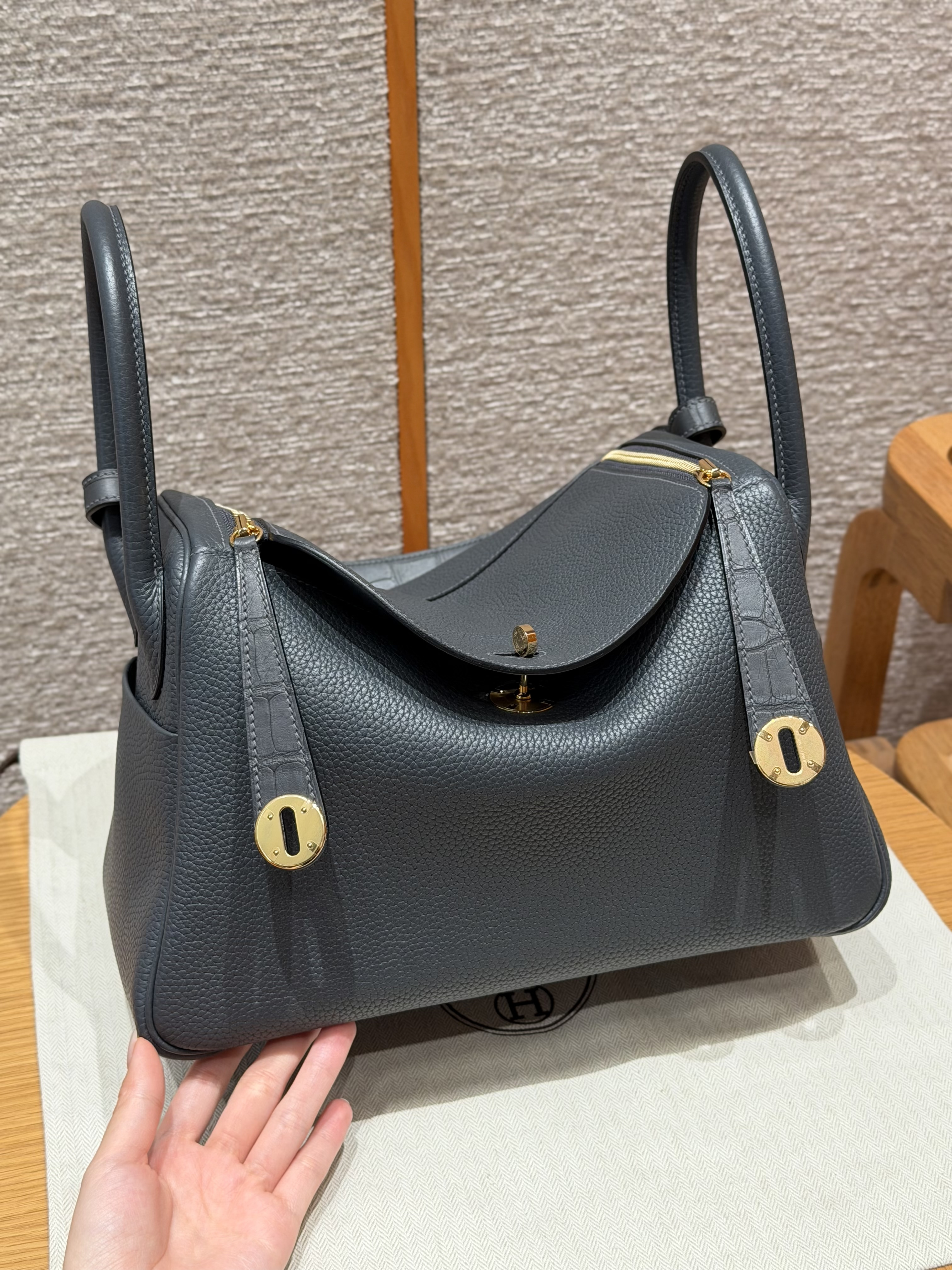 에르메스 Hermes Lindy Touch 26cm Clemence and Matte Alligator 0L Gris Meyer/gold