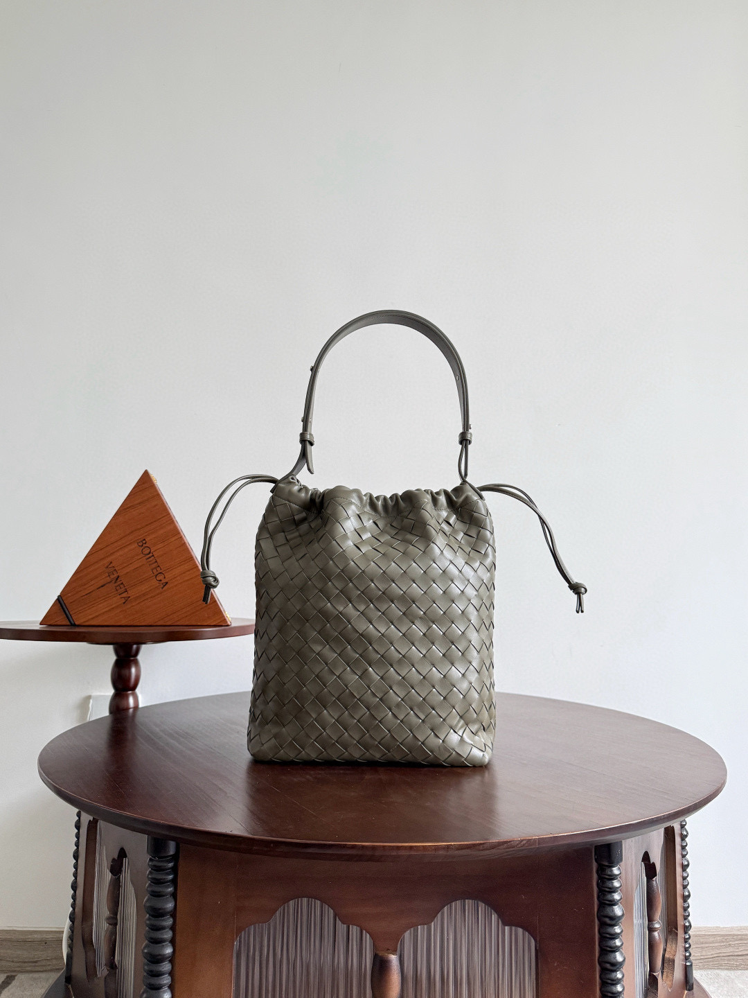 보테가 베네타 Bottega Veneta 836020 Biblioteca Bucket Cypress 24cm