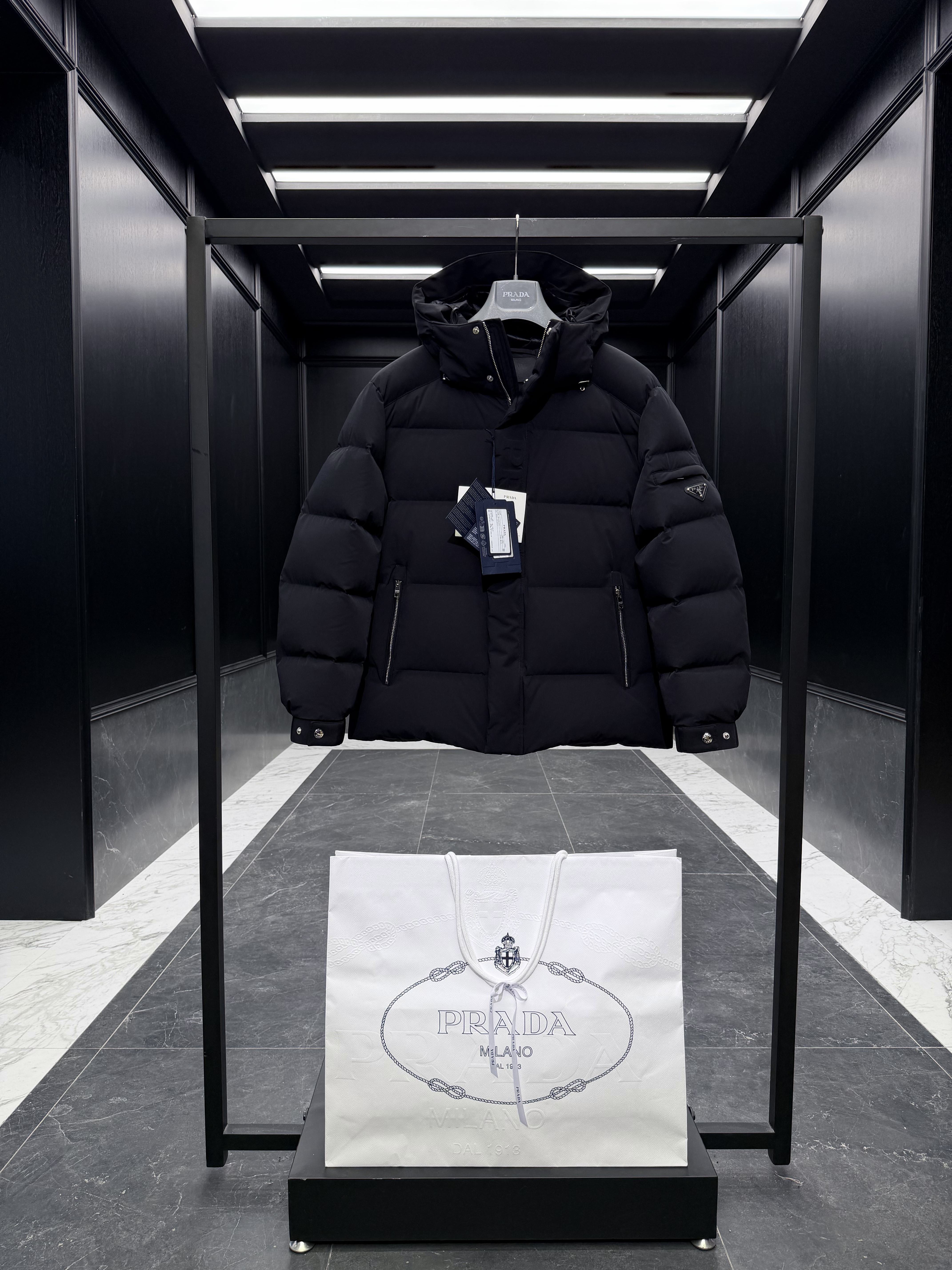 프라다 Prada 다운재킷 3300。