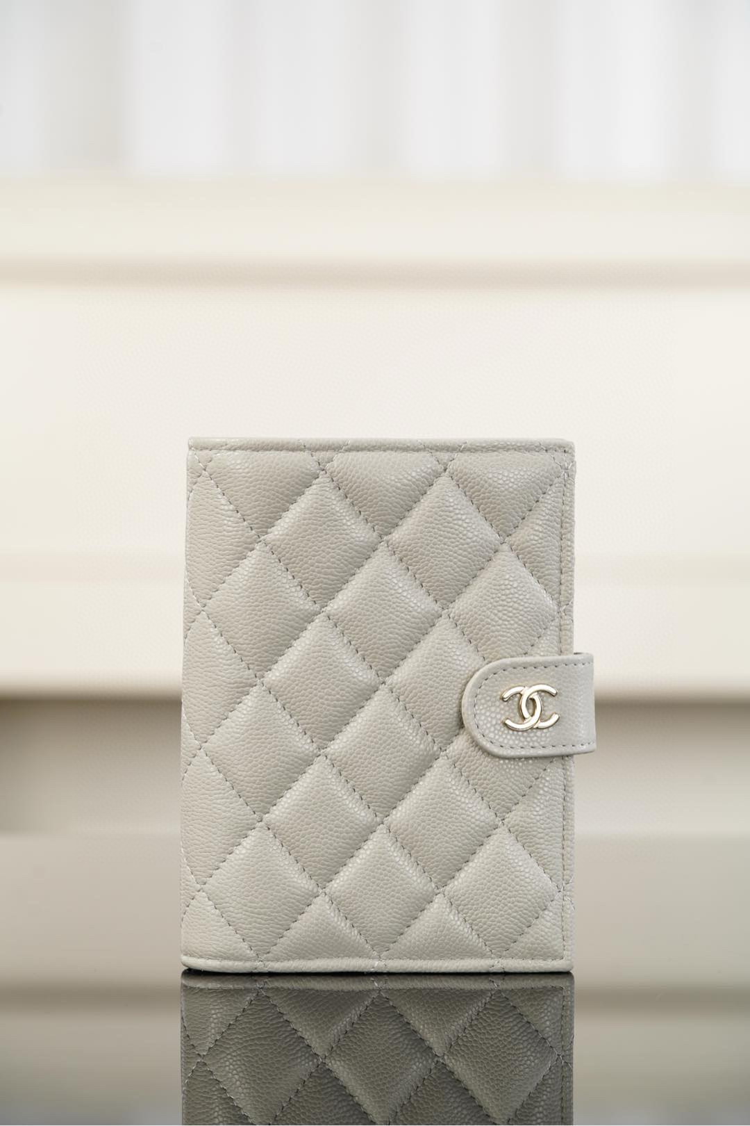 샤넬 Chanel 24k Passport Holder grey 14cm