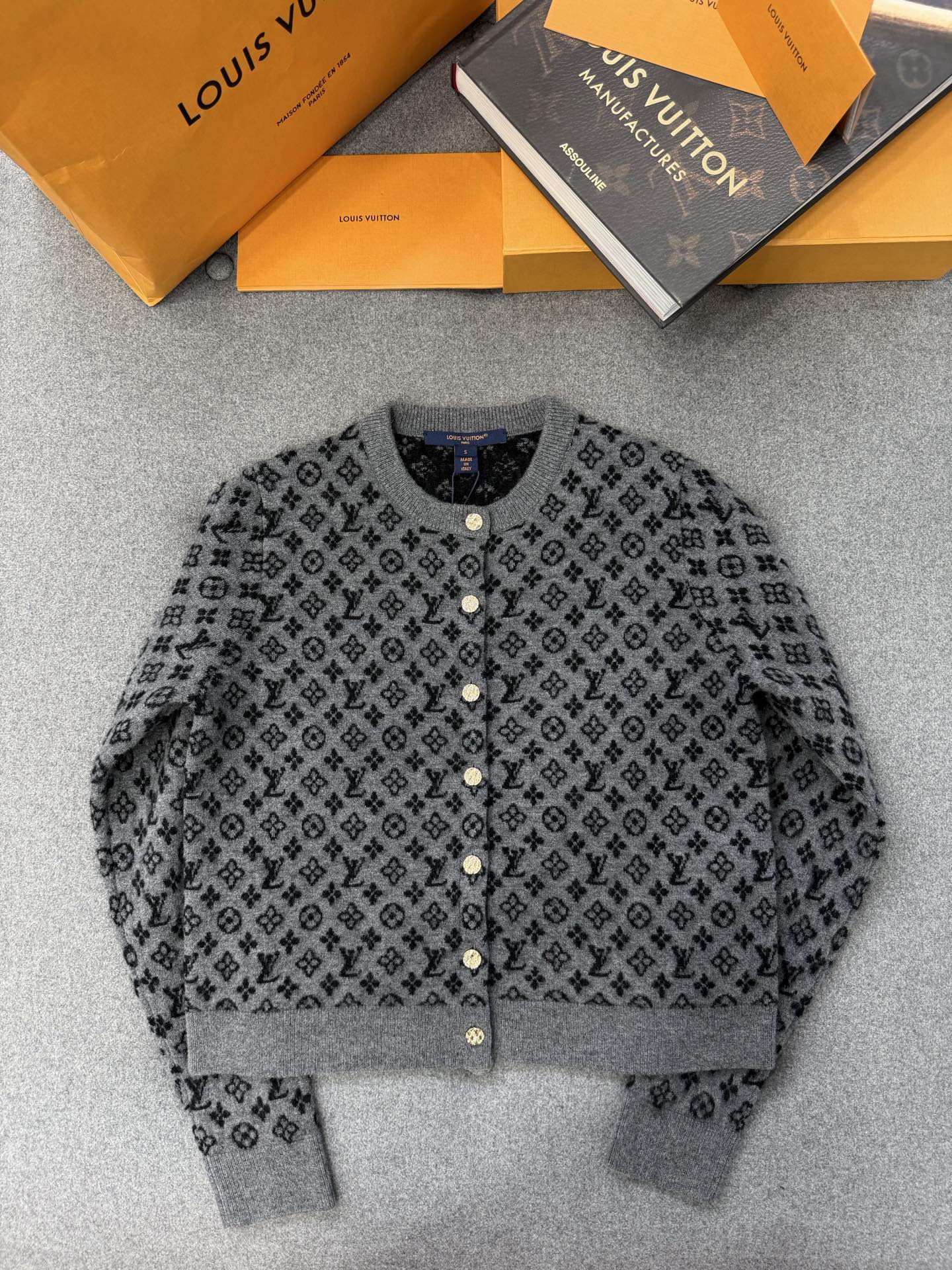 루이비통 Louis Vuitton 가디건