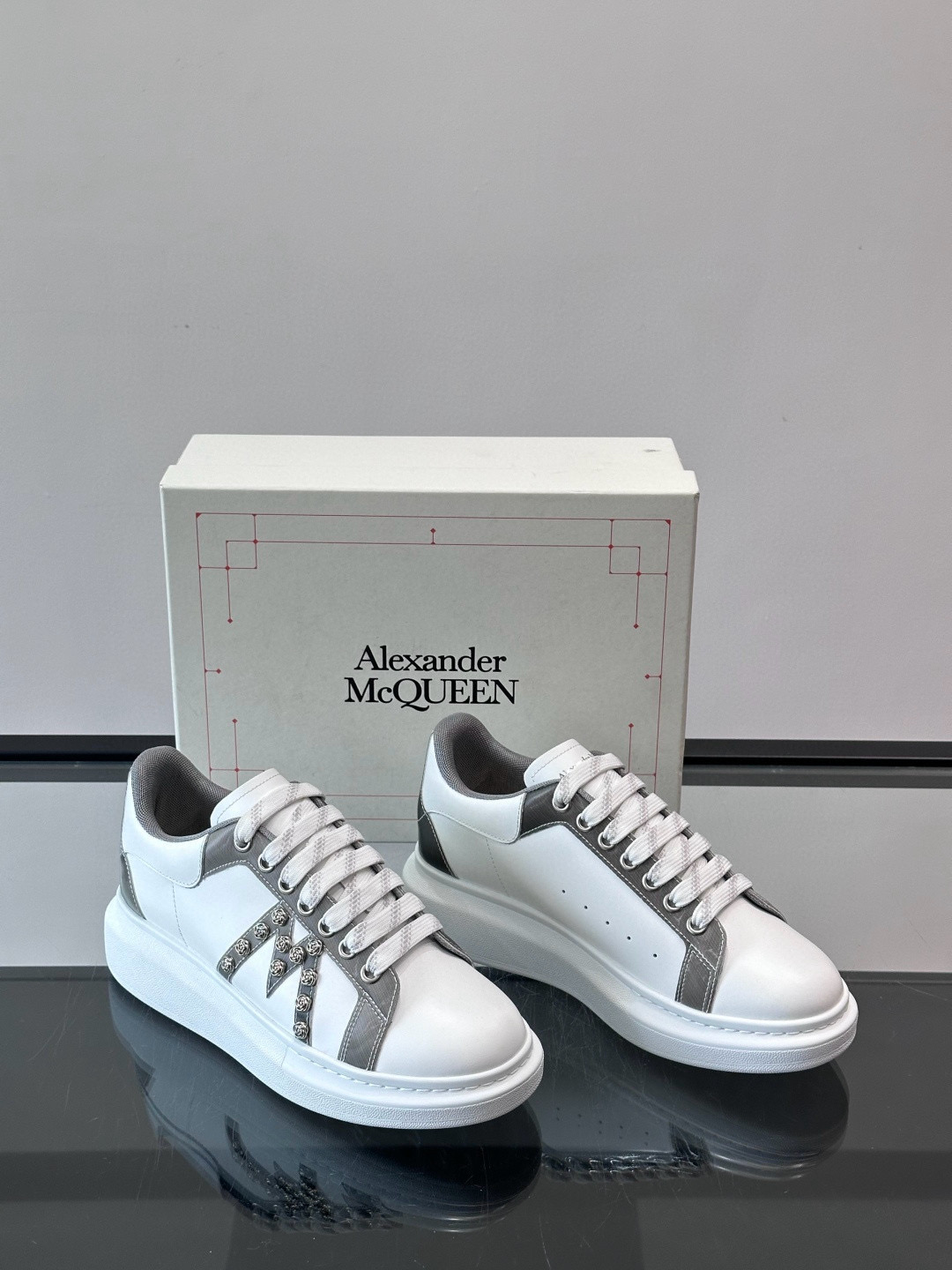 Alexander McQueen 스니커즈