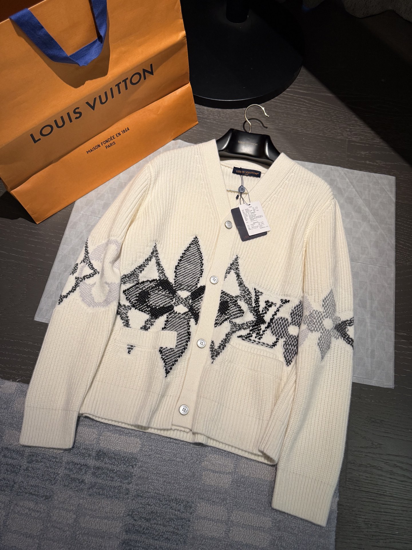 루이비통 Louis Vuitton 가디건