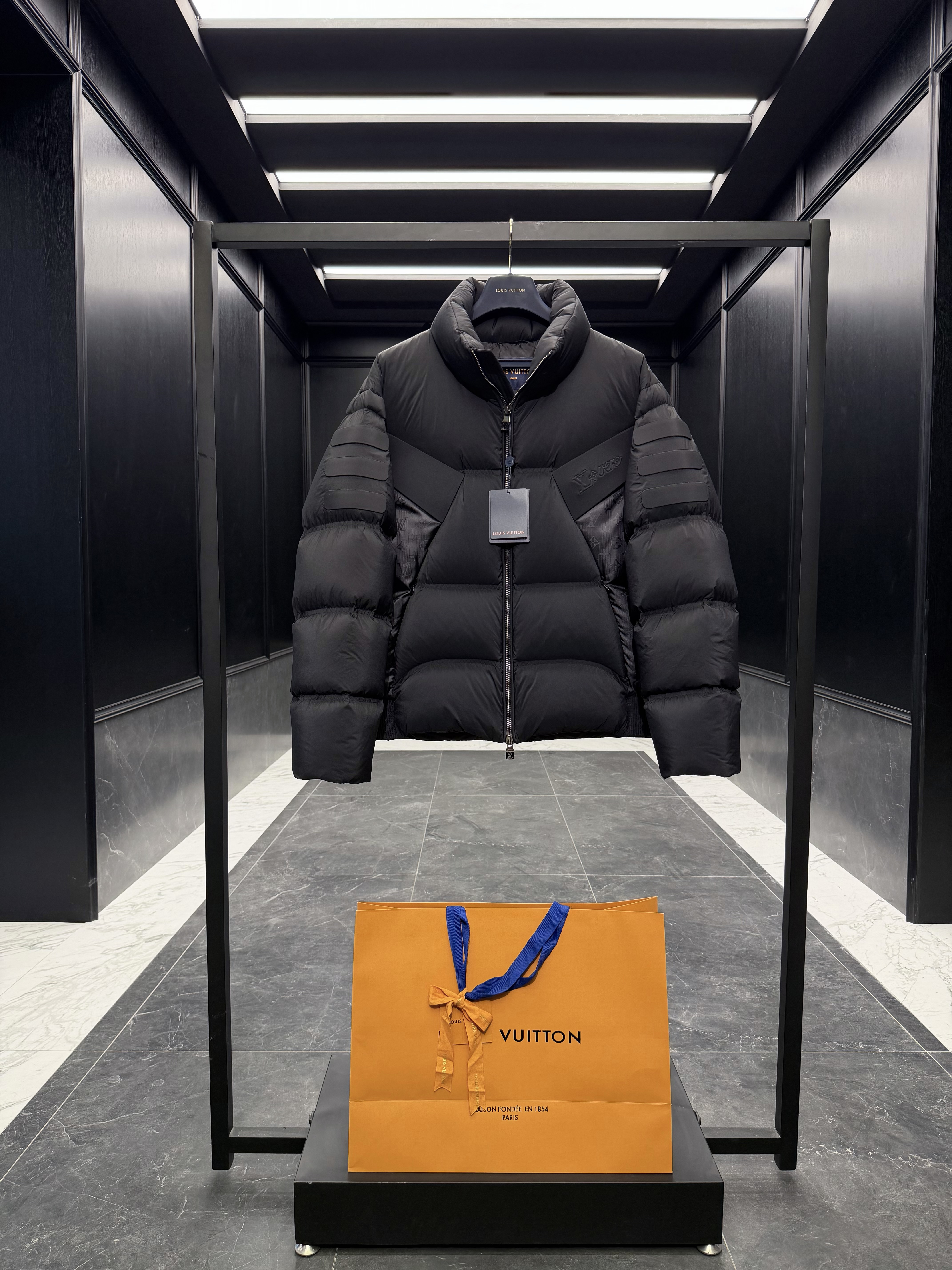 루이비통 Louis Vuitton 다운재킷 3599