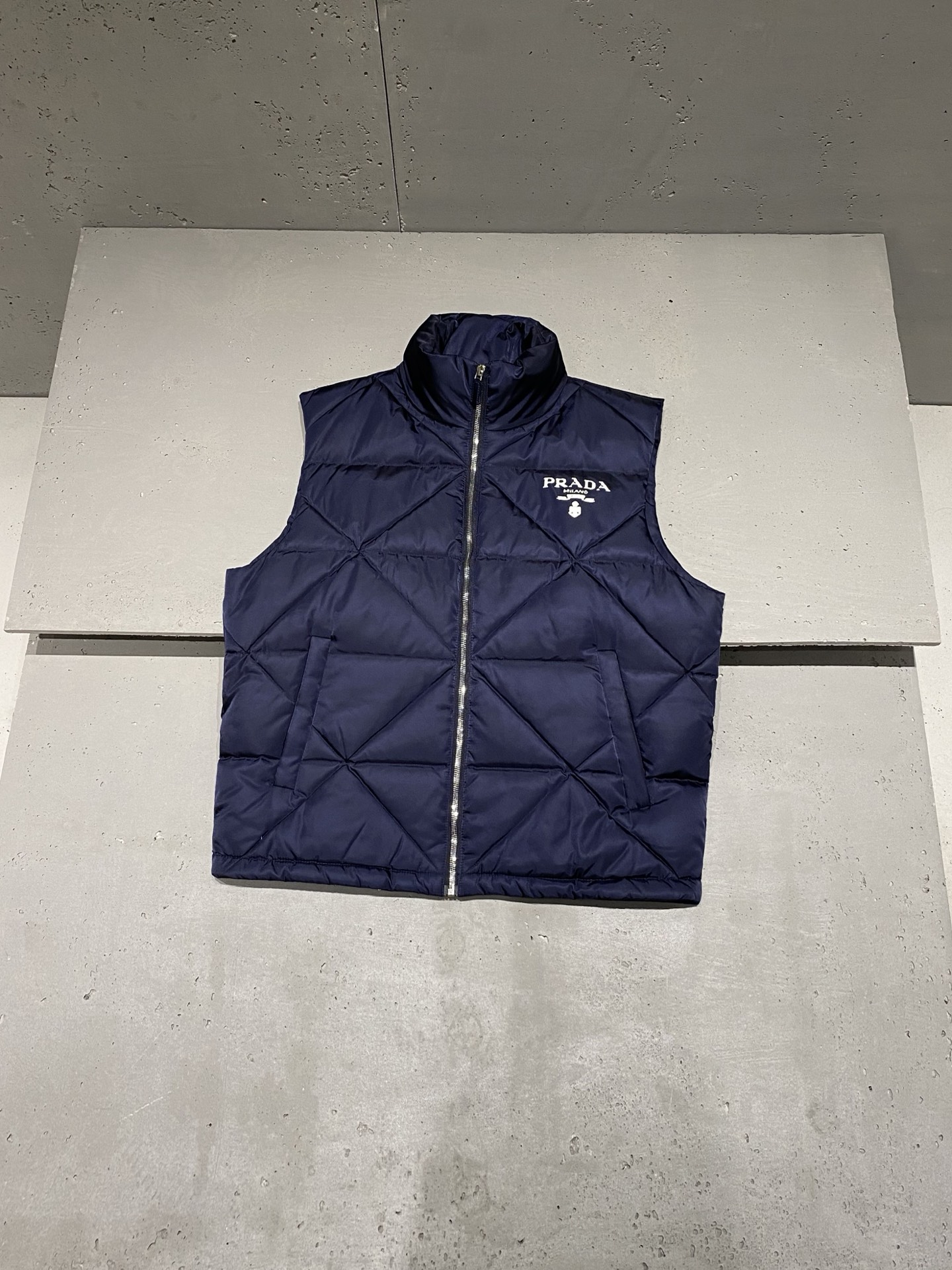 프라다 Prada 다운 베스트 조끼