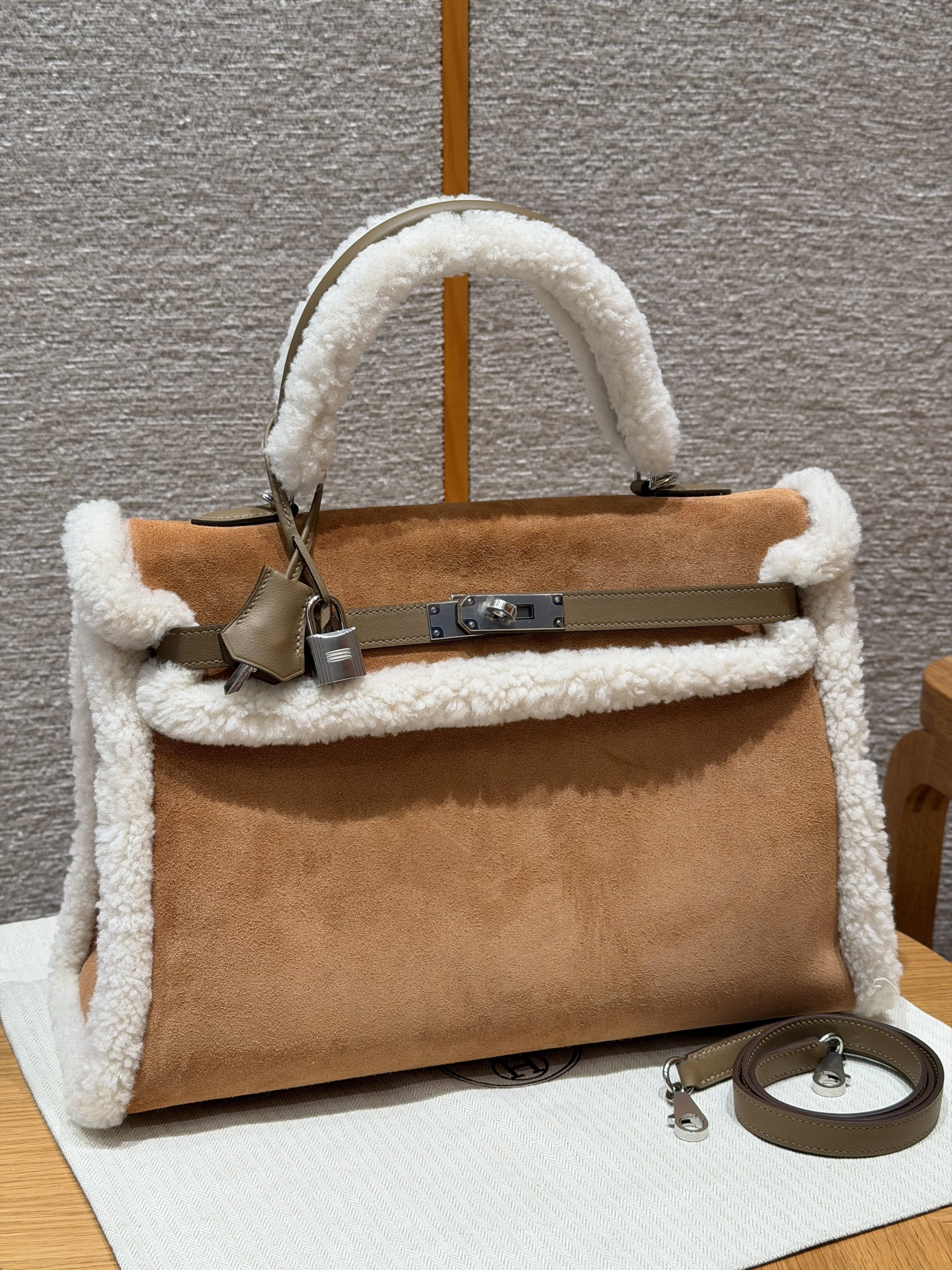 에르메스 Hermes Kelly Teddy 35cm Veau Grizzly and Swift and Shearling 37 Gold abd 3G Alezan/silver