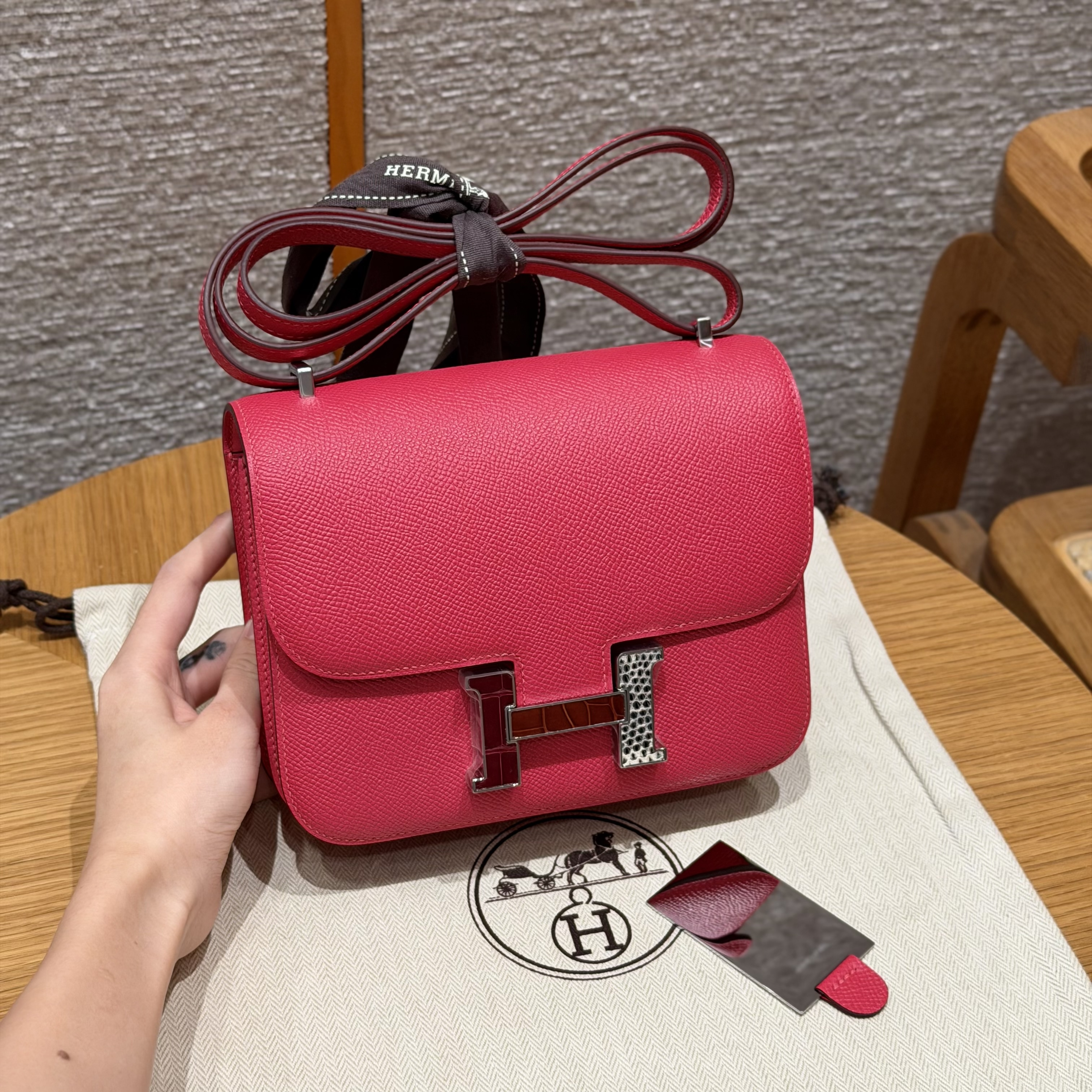 에르메스 Hermes Constance with mirror 19cm Epsom i6 Rose Extreme/enamel fittings