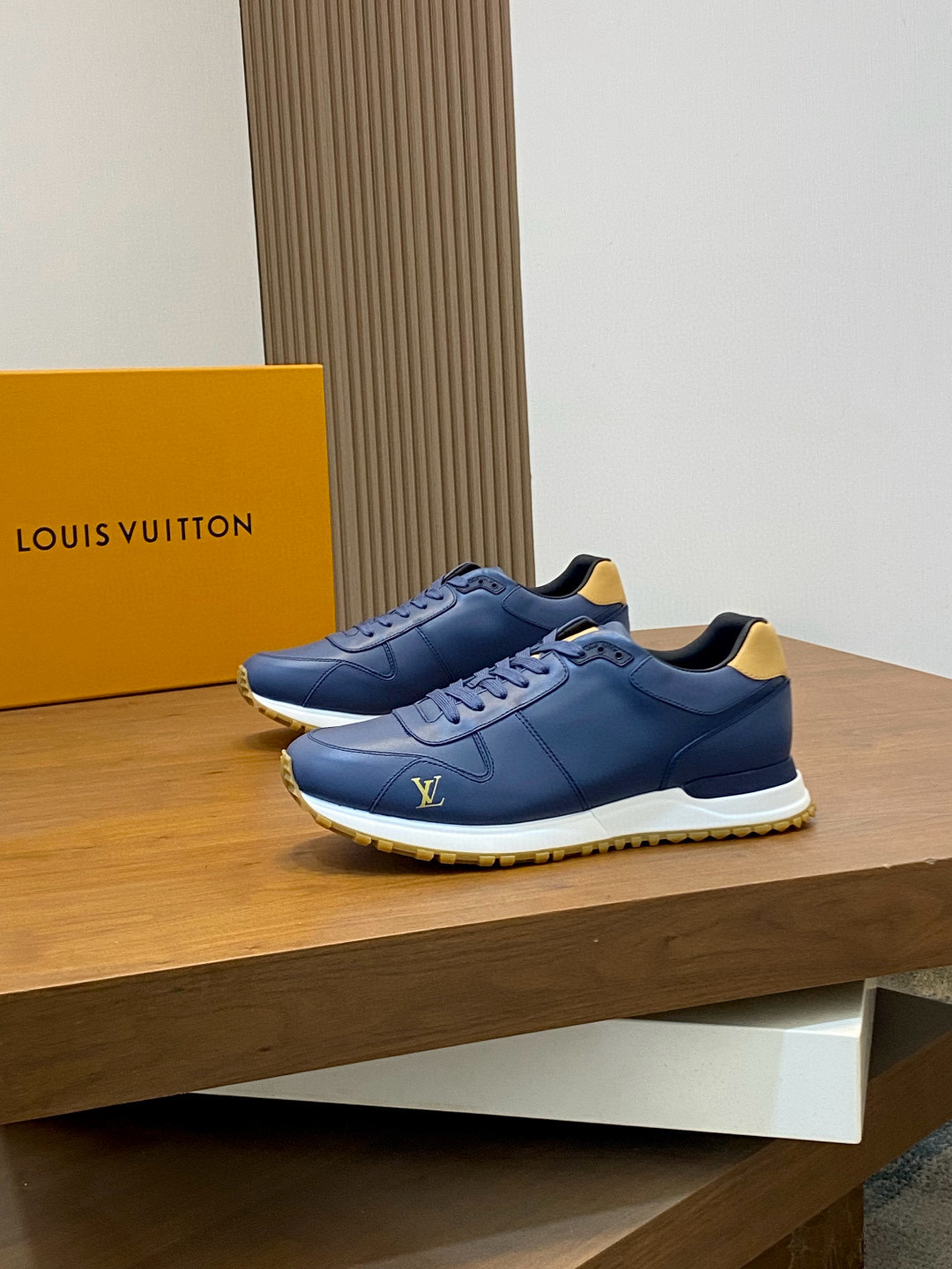 루이비통 Louis Vuitton Run Away 스니커즈