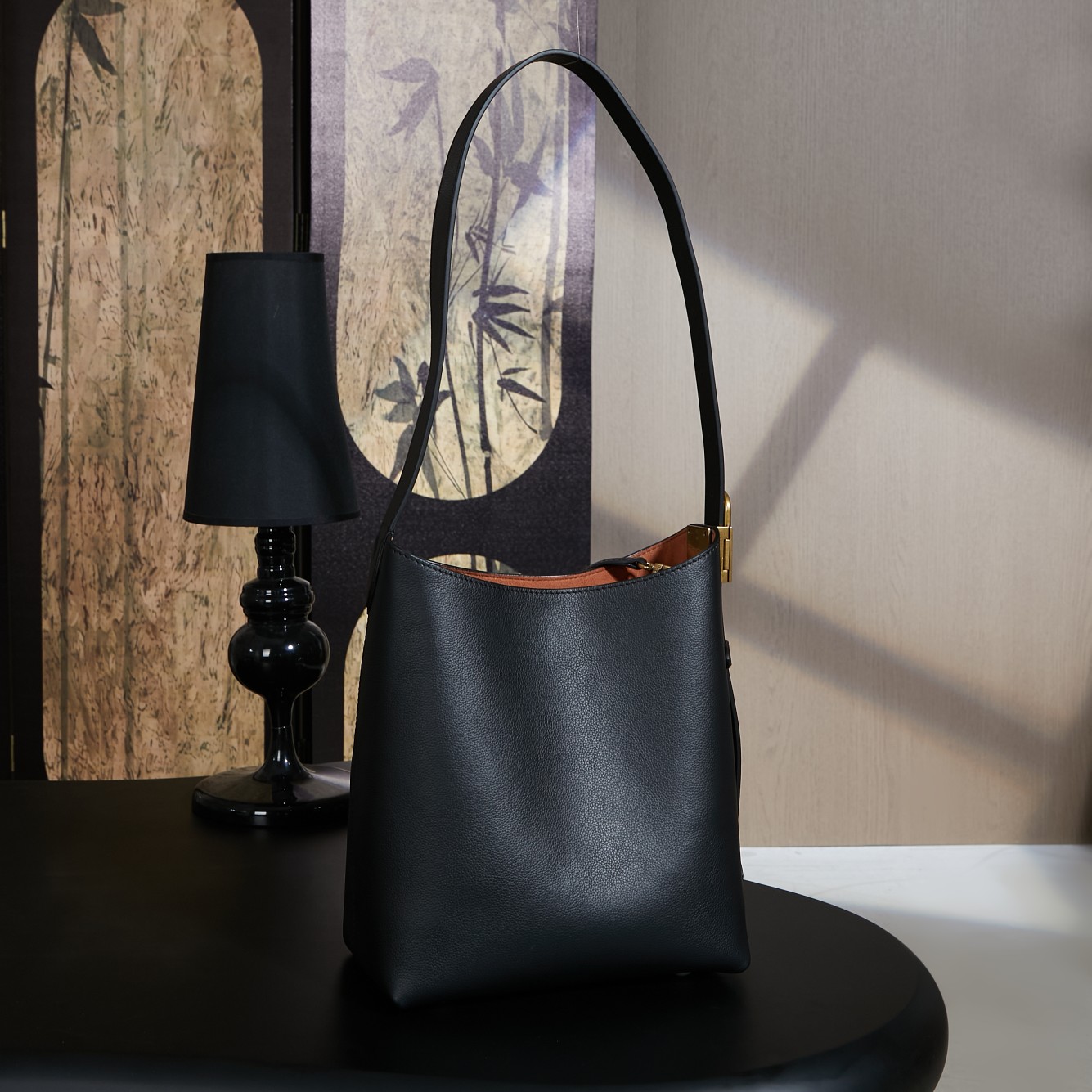 루이비통 Louis Vuitton M24856 Low Key Hobo MM Black