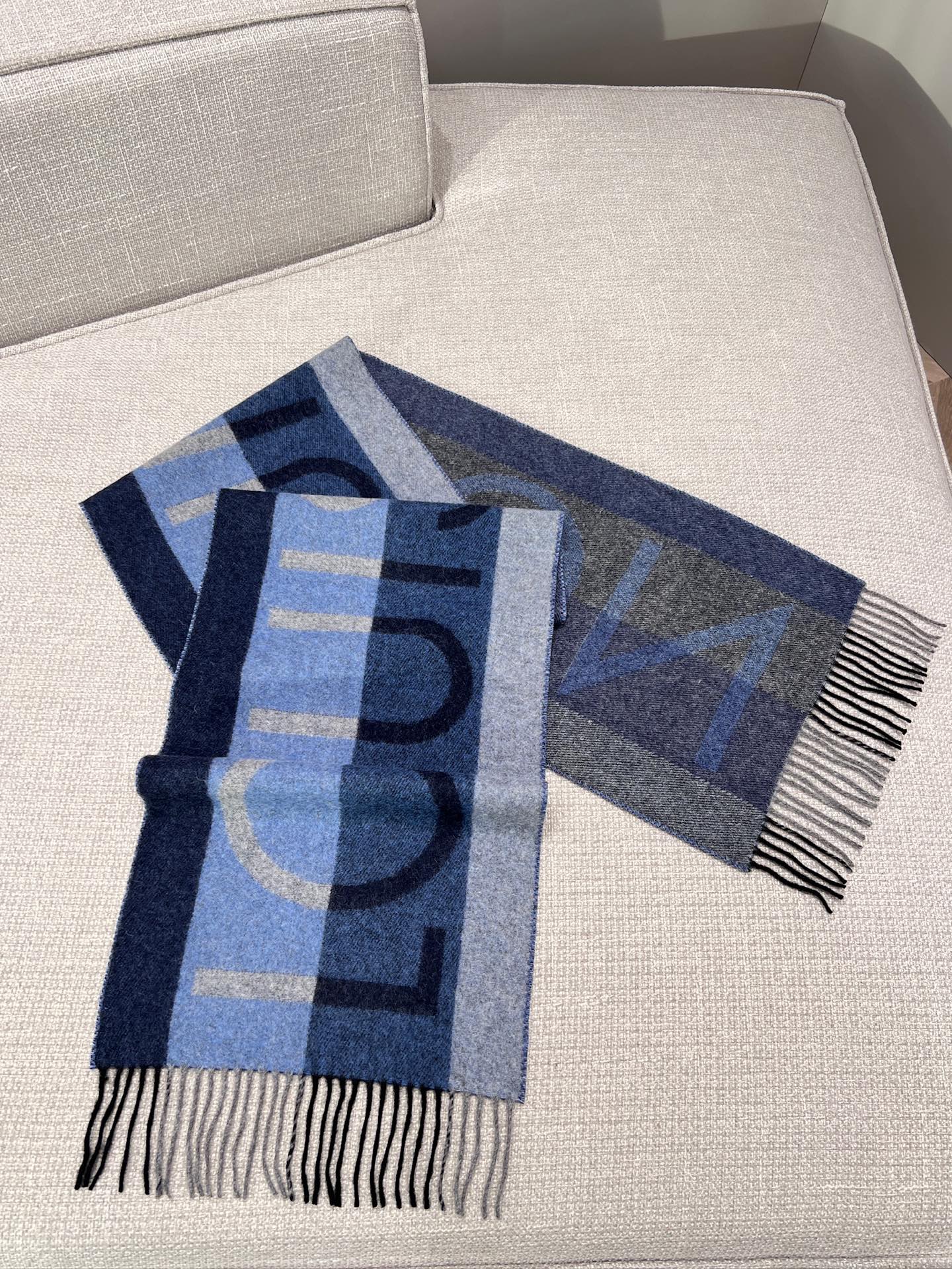 루이비통 LouisVuitton 스카프 180x30cm