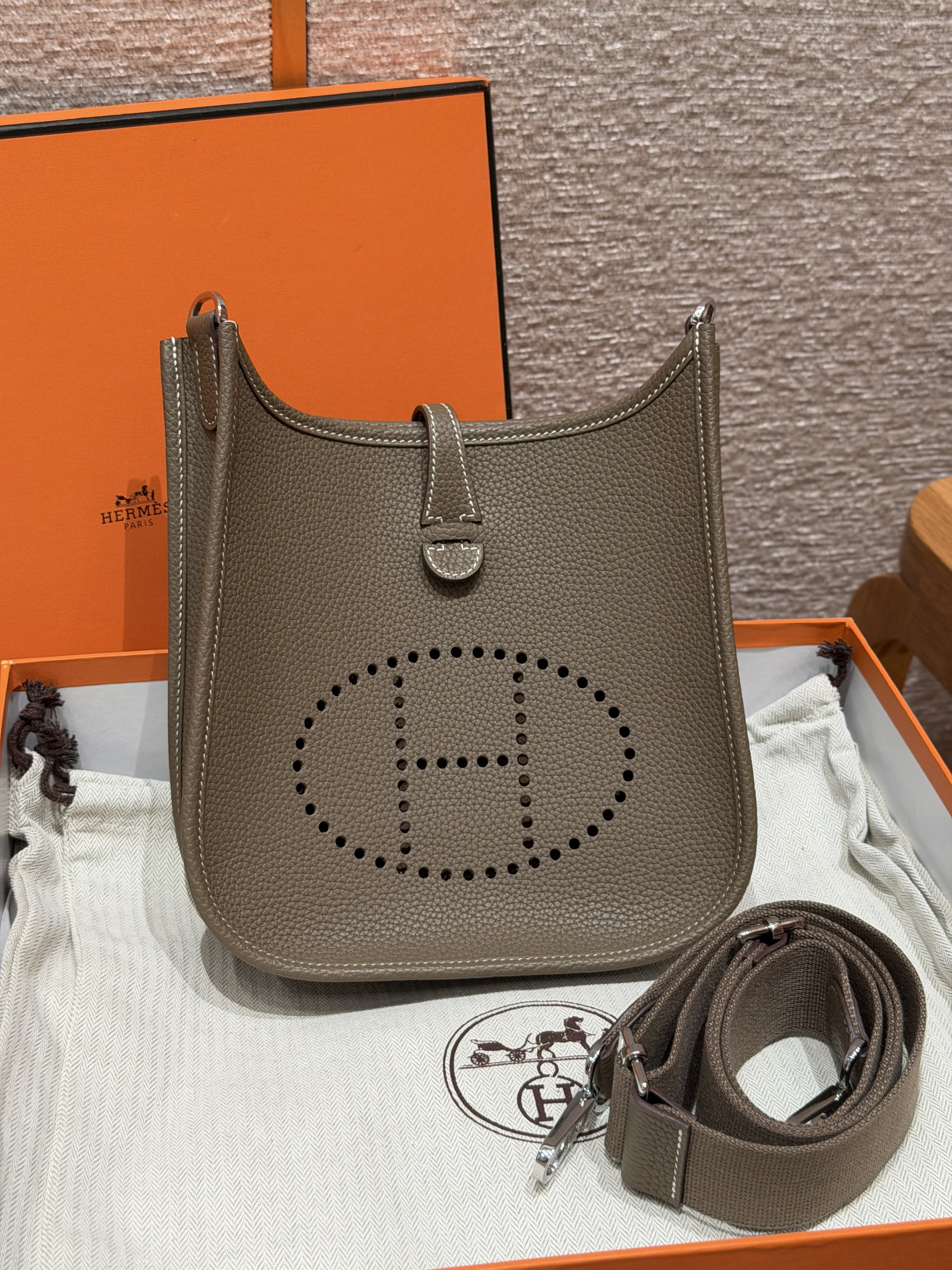 에르메스 Hermes Evelyne 23cm Clemence 18 Etoupe/silver