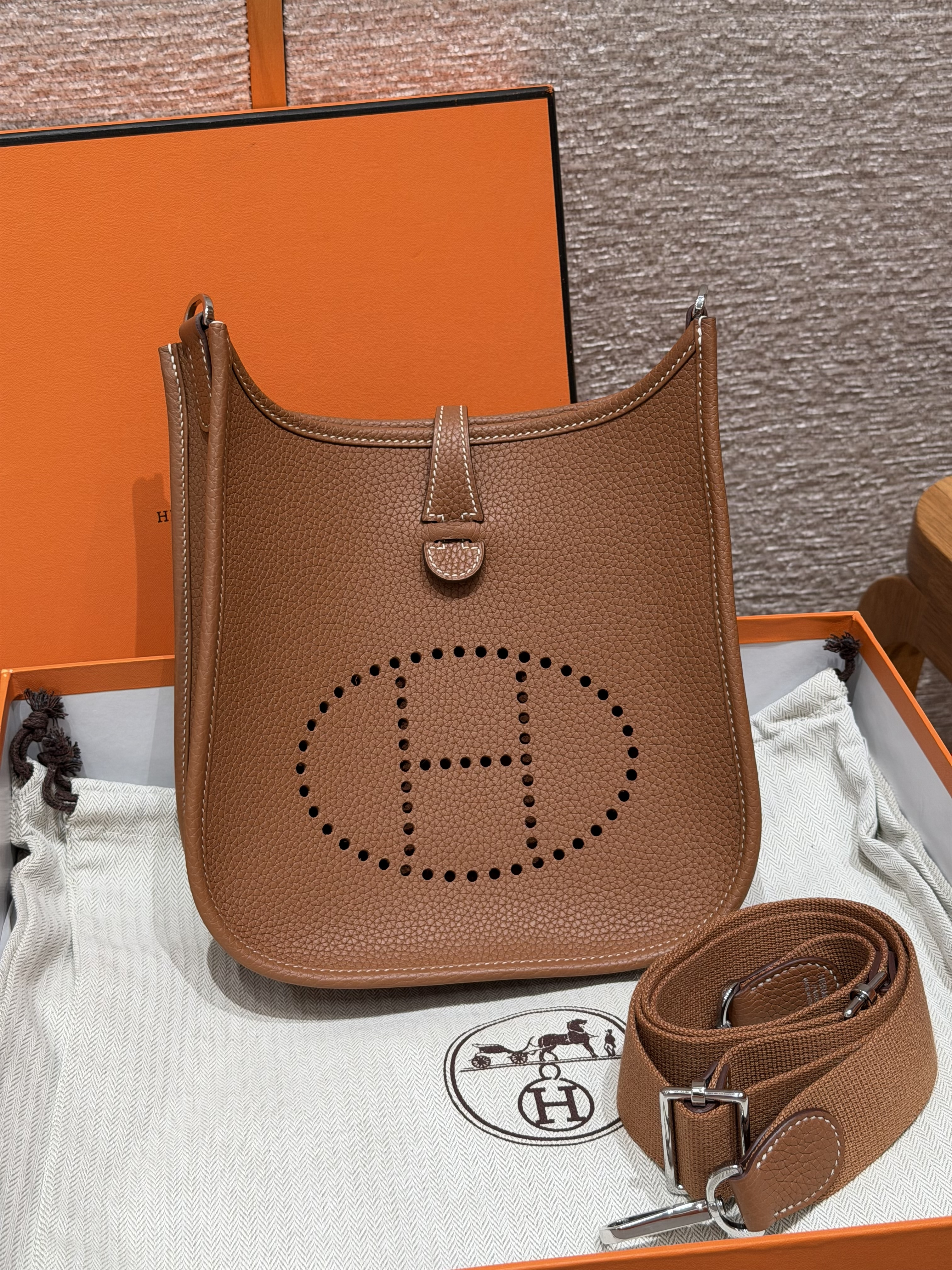 에르메스 Hermes Evelyne 23cm Clemence 37 Gold/silver