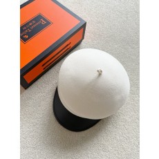 프라다 Prada 베레모 White&Black