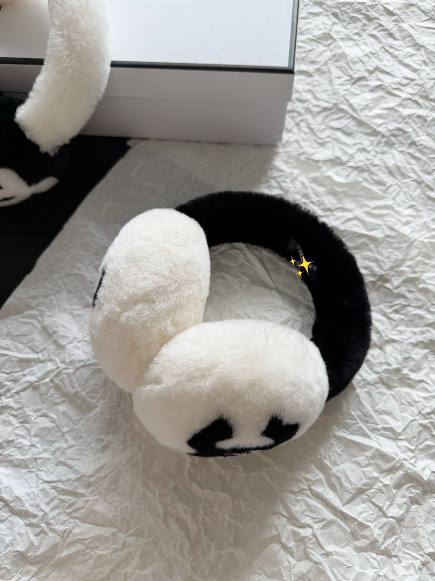 샤넬 CHANEL AAB261 이어머프 셔링 램스킨 에크루 블랙