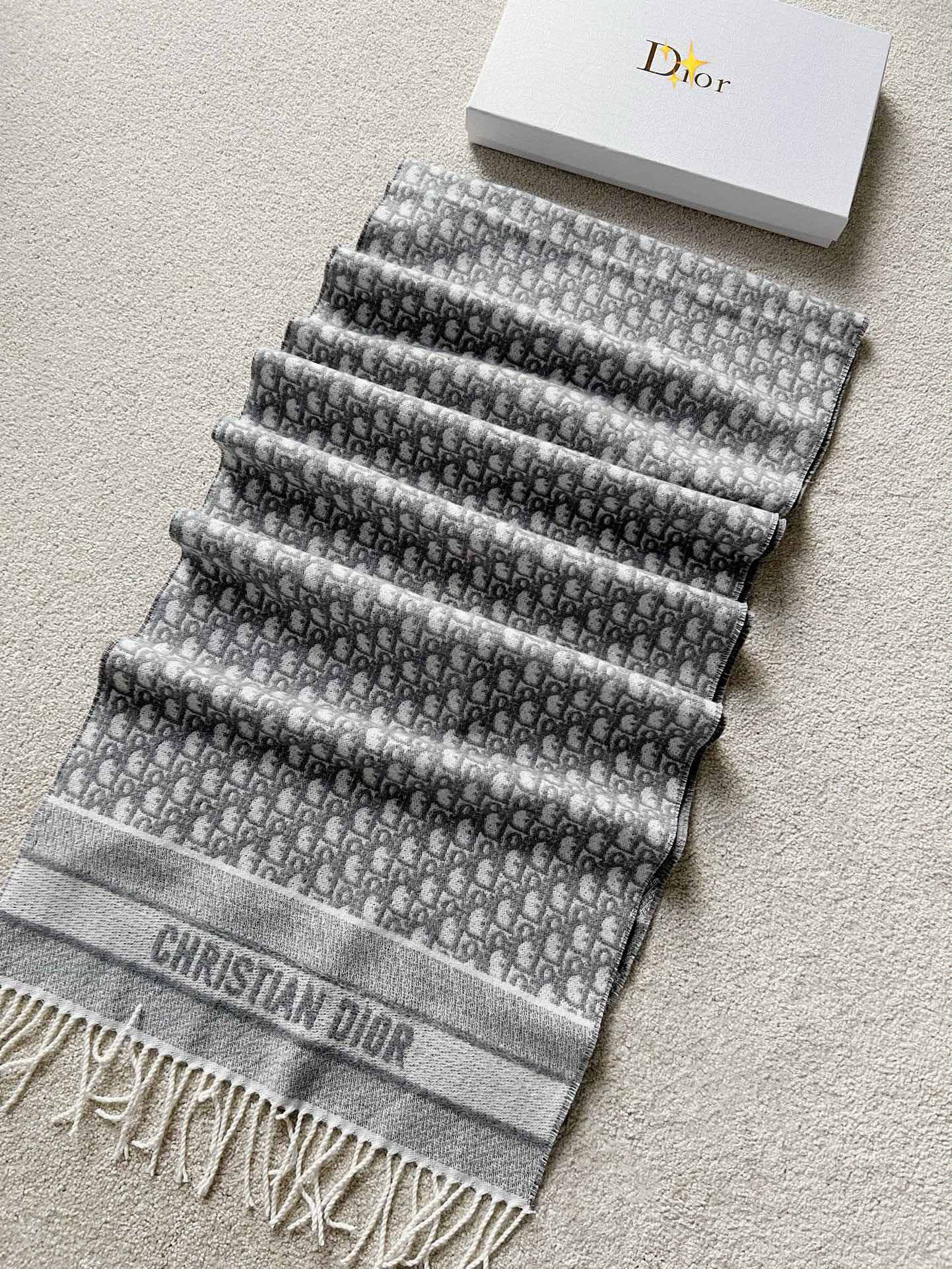 디올 Dior 머플러 grey