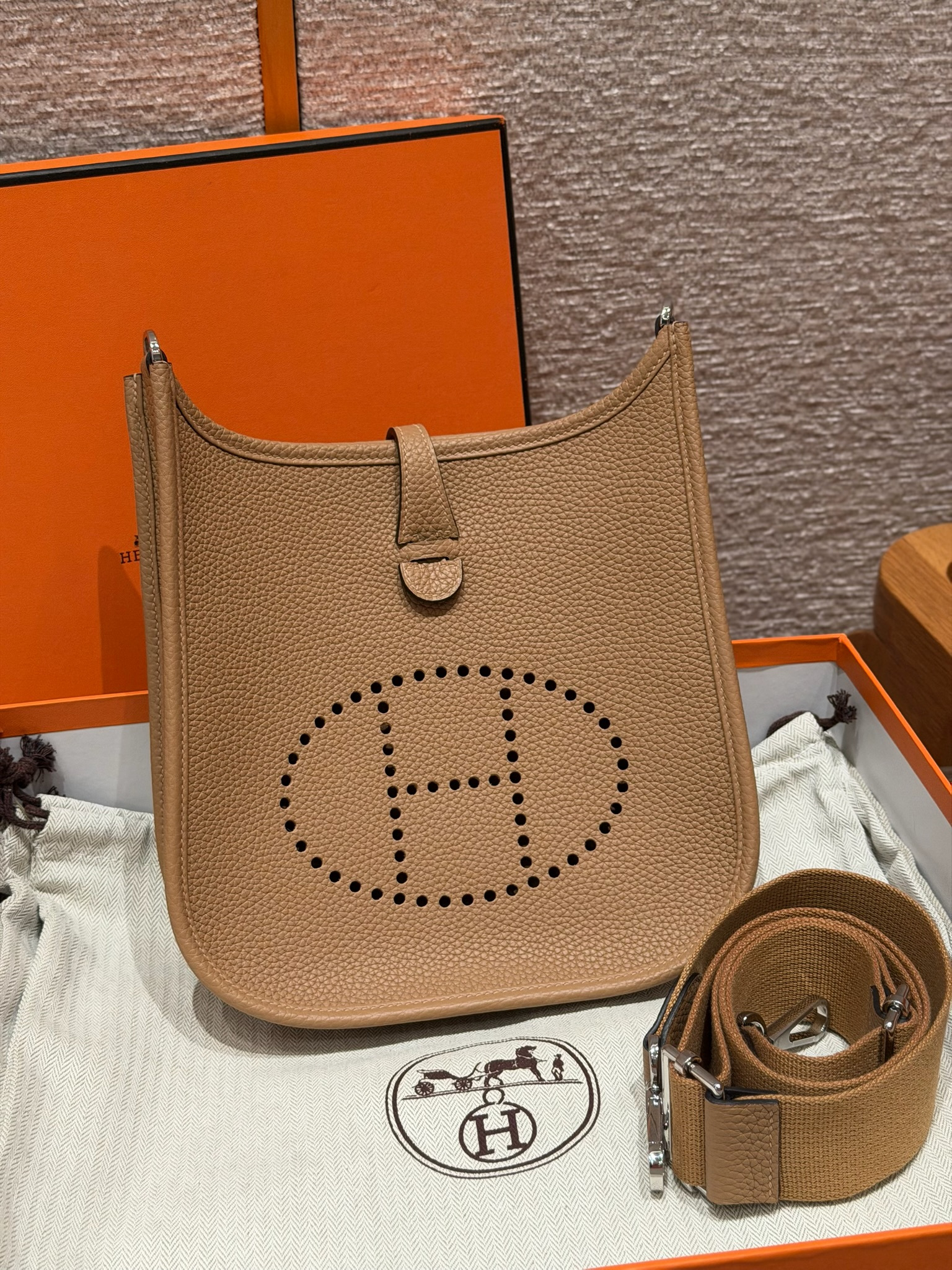 에르메스 Hermes Evelyne 23cm Clemence 4B Biscuit/silver