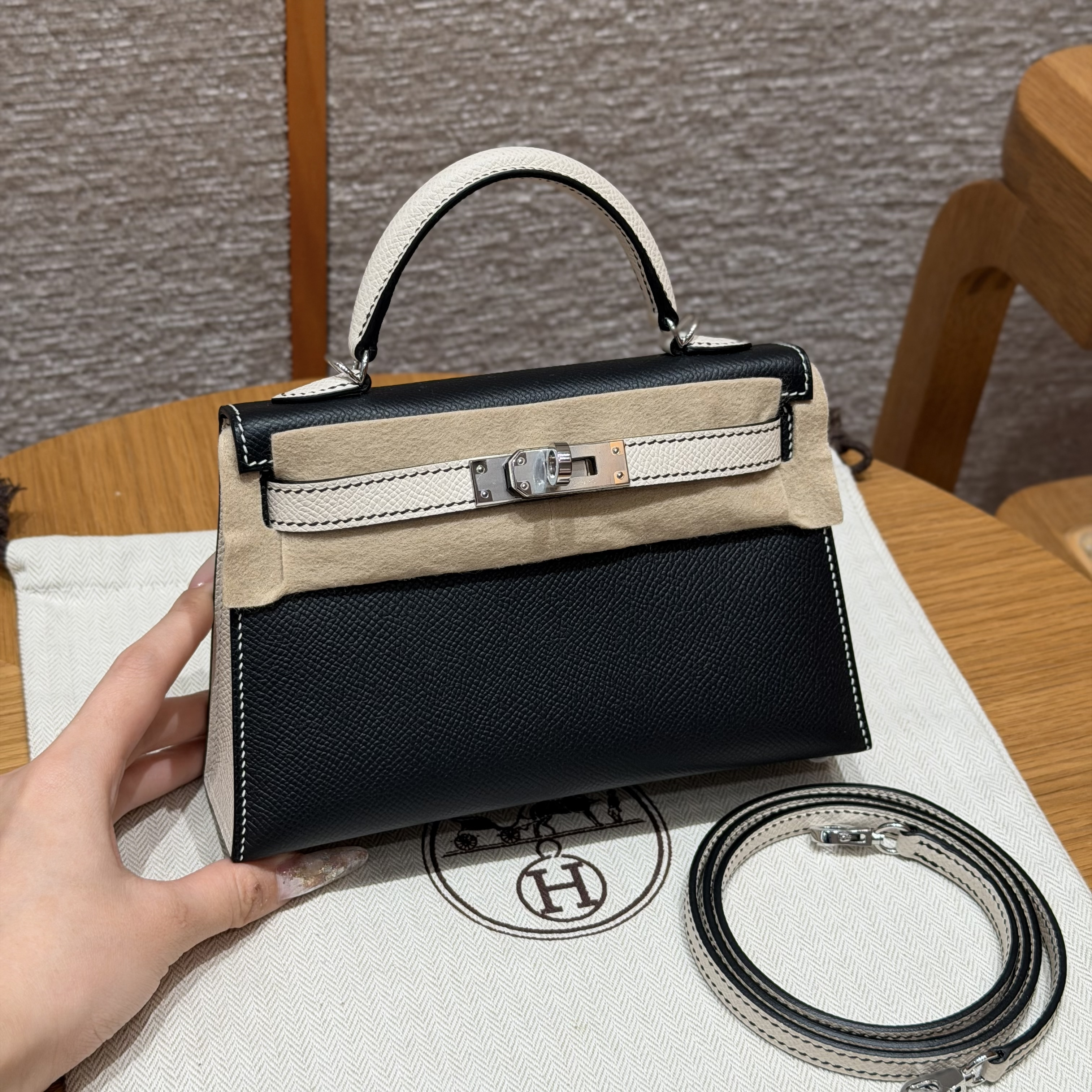 에르메스 Hermes Mini Kelly 19cm Epsom 89 Noir and 10 Craie/silver