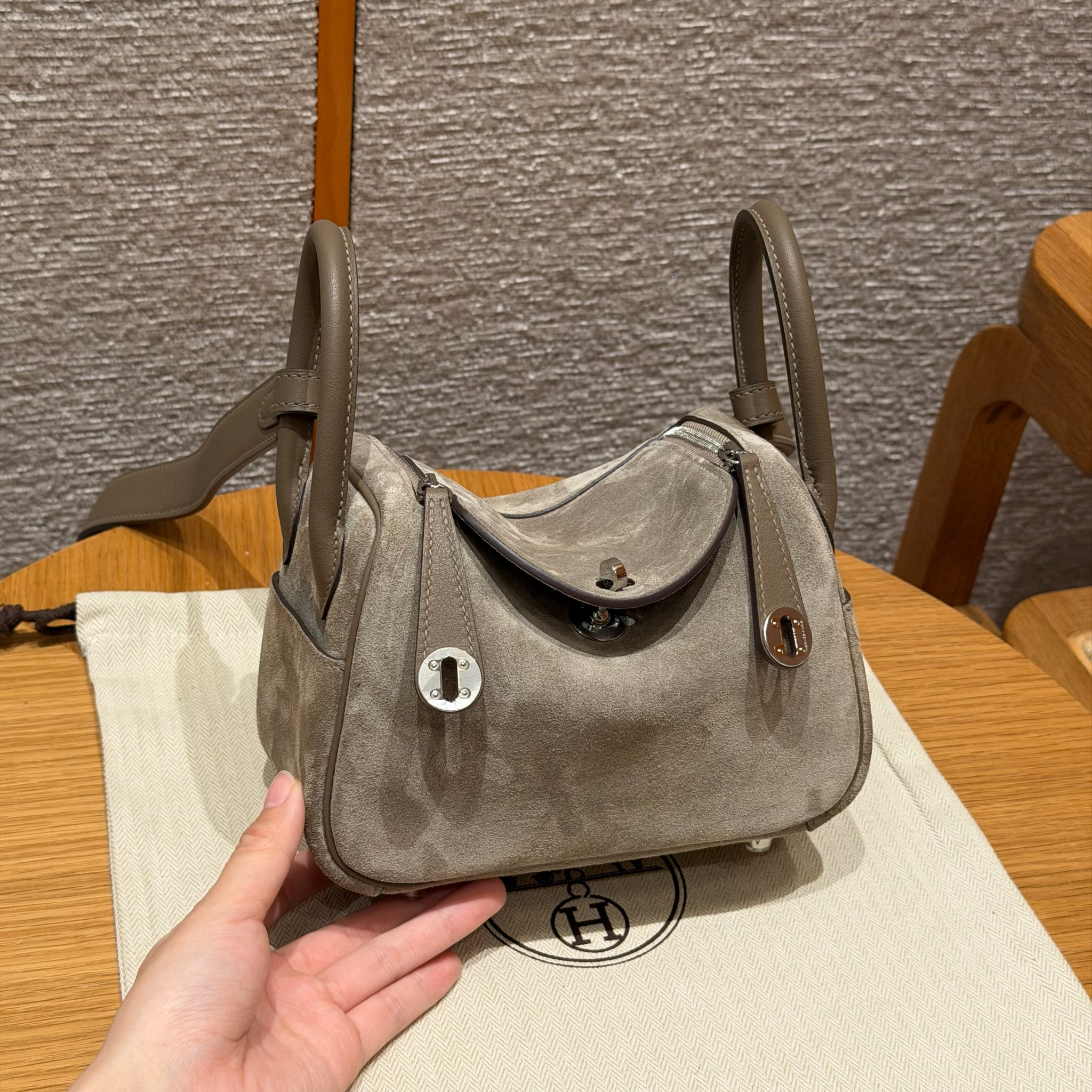 에르메스 Hermes Mini Lindy 19cm Grizzly and Swift Gris Caillou and 18 Etoupe/silver