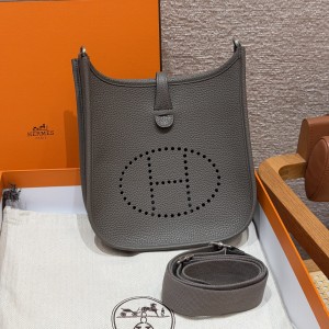 에르메스 Hermes Evelyne 23cm Clemence 8F Etain/silver