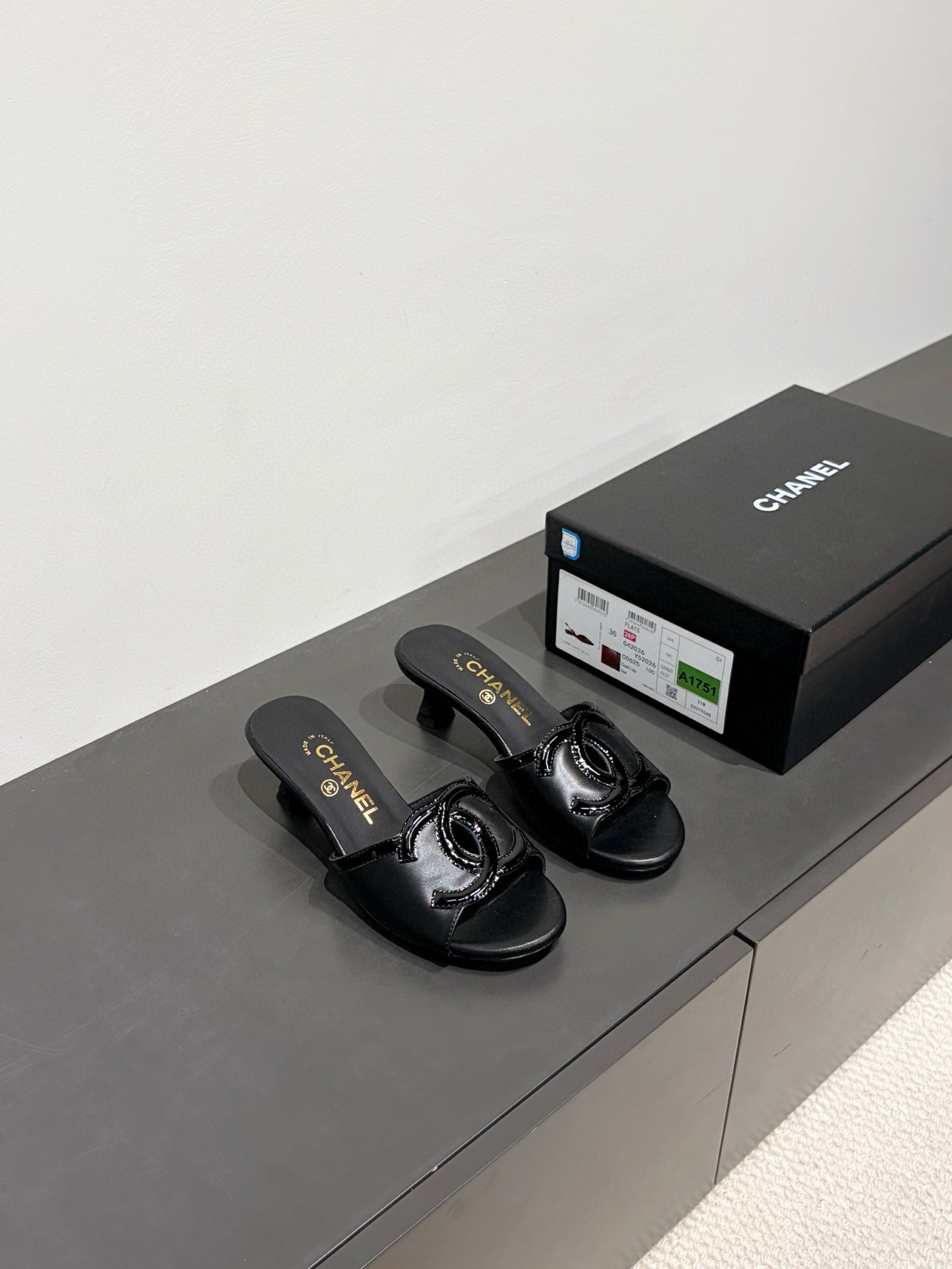 샤넬 CHANEL 26s 샌들 Black