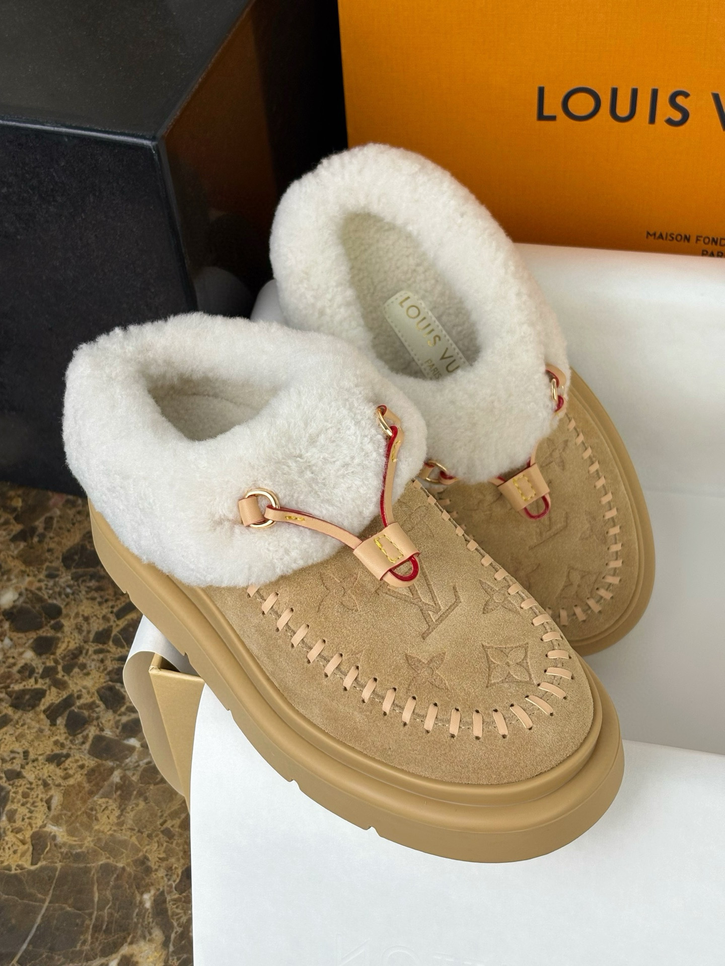 루이비통 Louis Vuitton Cortina Closed Mule Beige