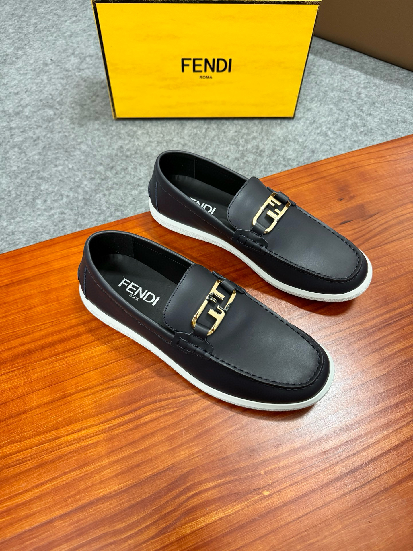 펜디 FENDI 스니커즈
