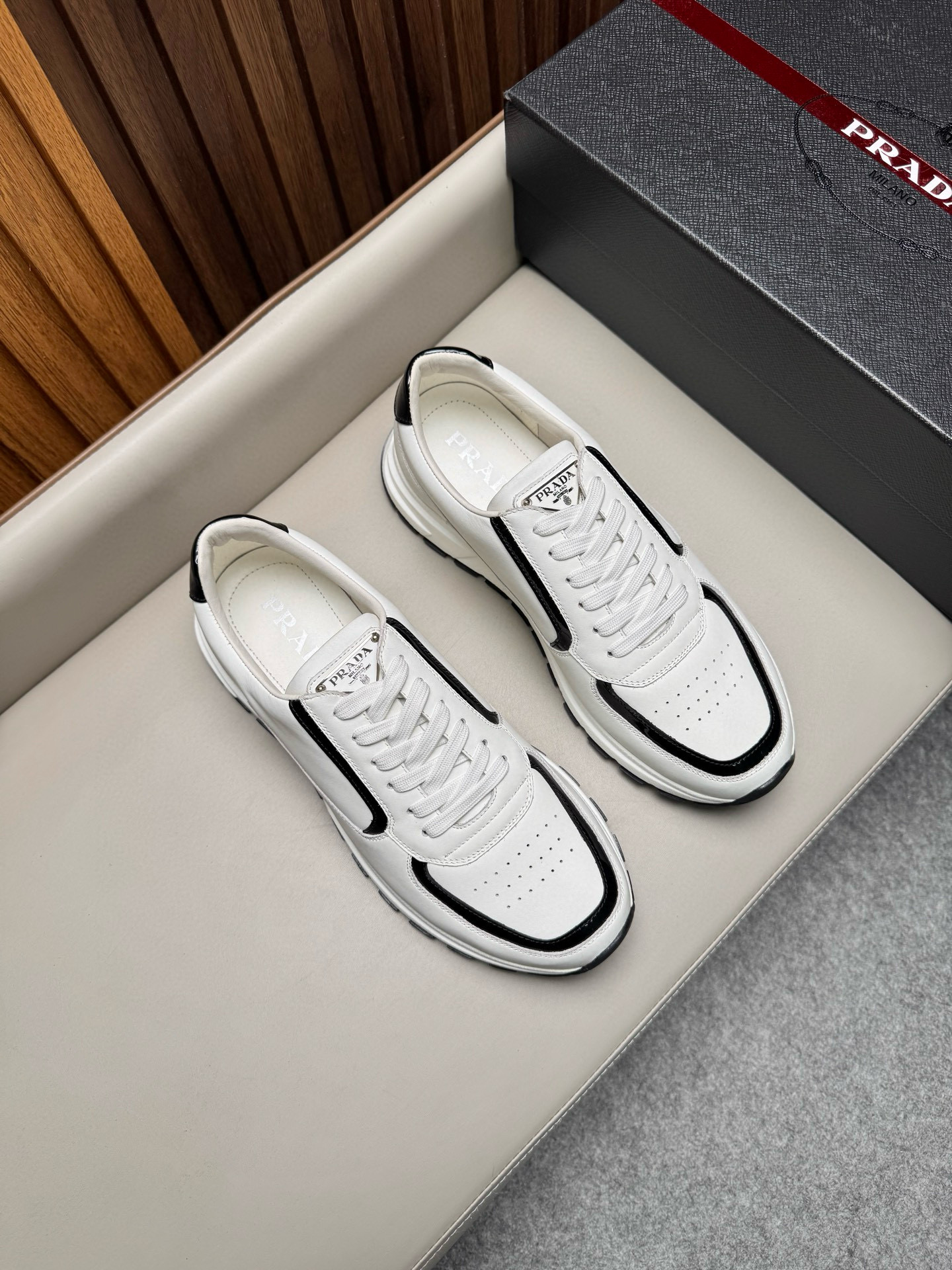 프라다 Prada 스니커즈 White