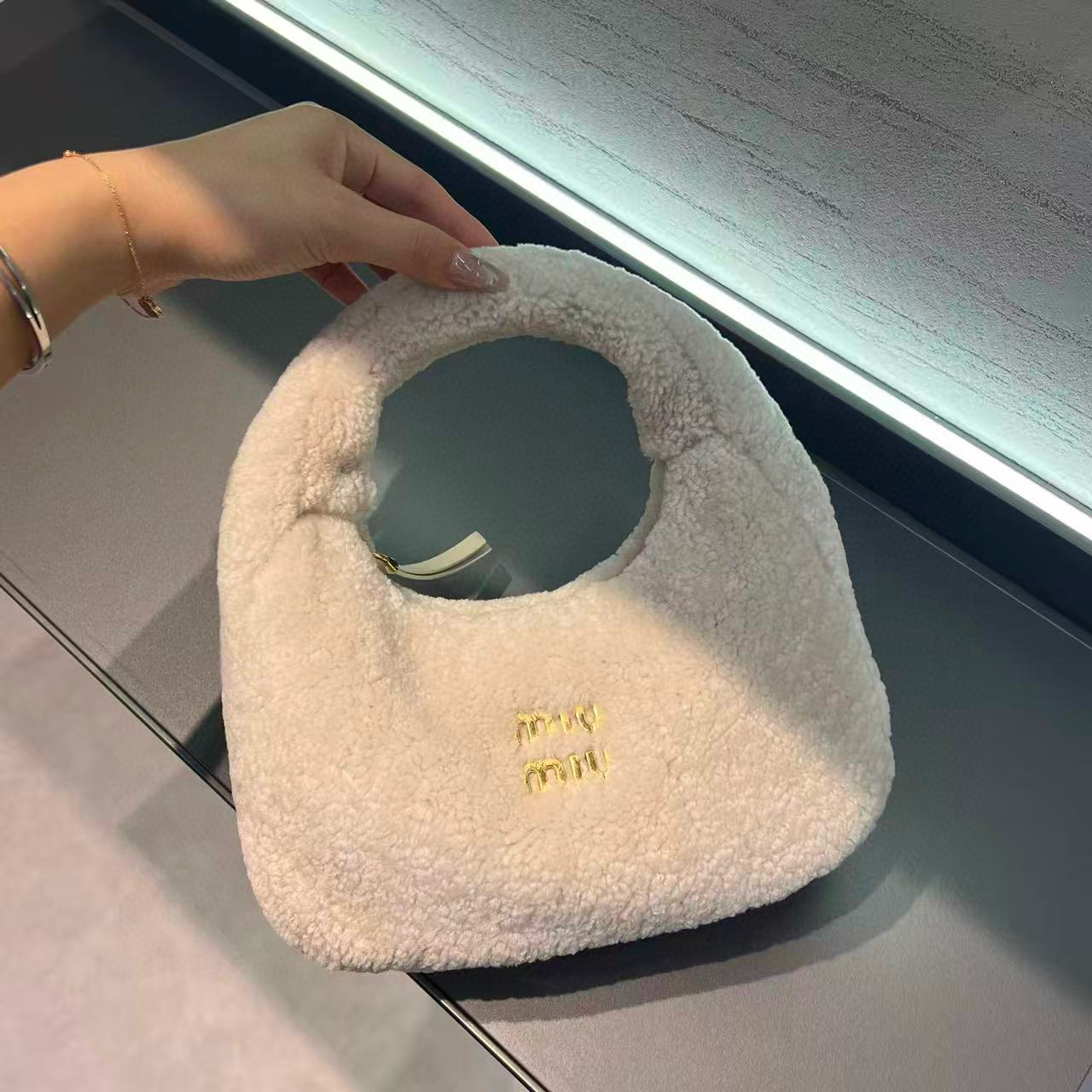 미우 미우 Miu Miu 5BC125 Wander shearling Hobo bag Beige 20cm