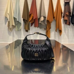 미우 미우 Miu Miu Nappa pouch Black 18.5cm