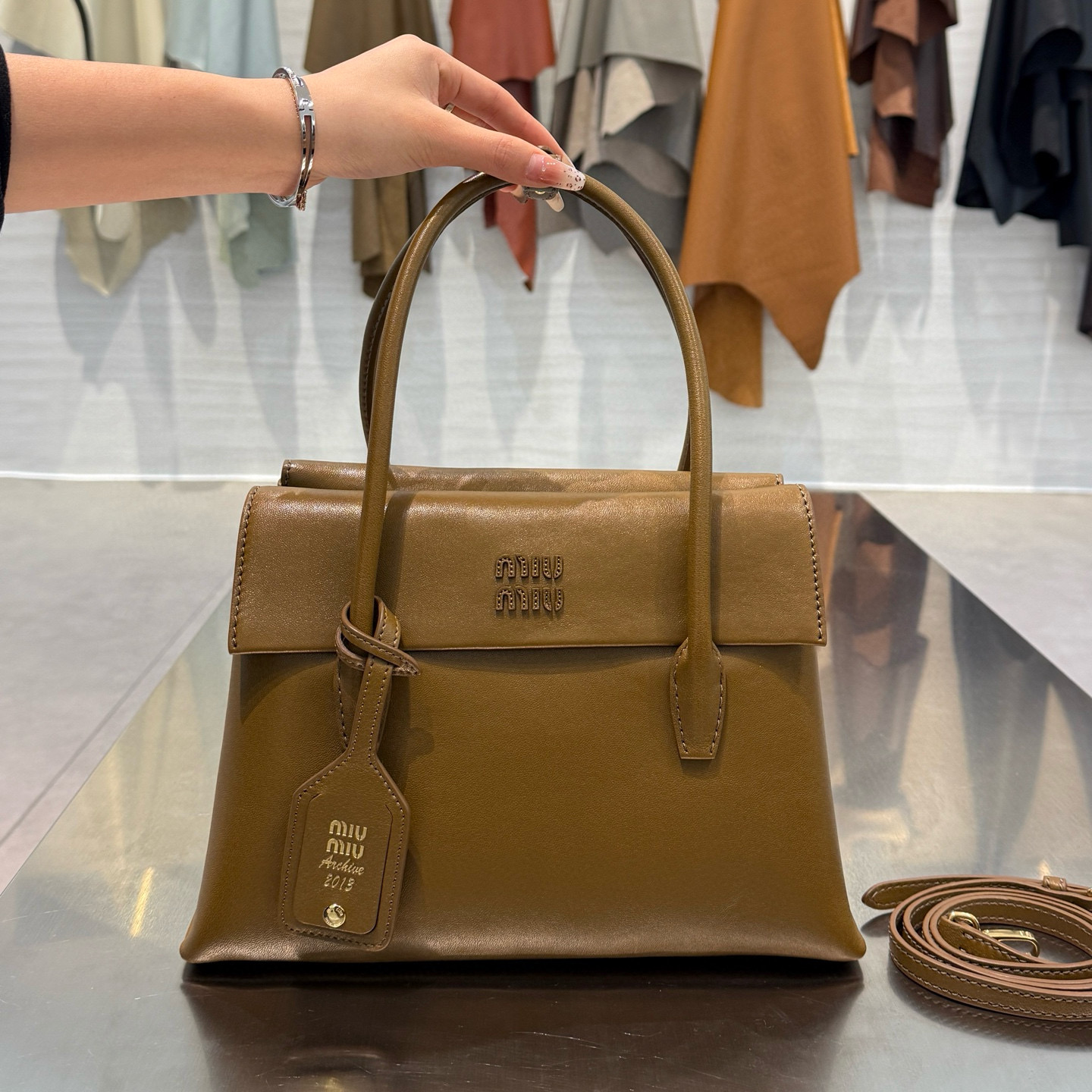 미우 미우 Miu Miu 5BA302 Solitaire shiny leather bag Cognac 28cm