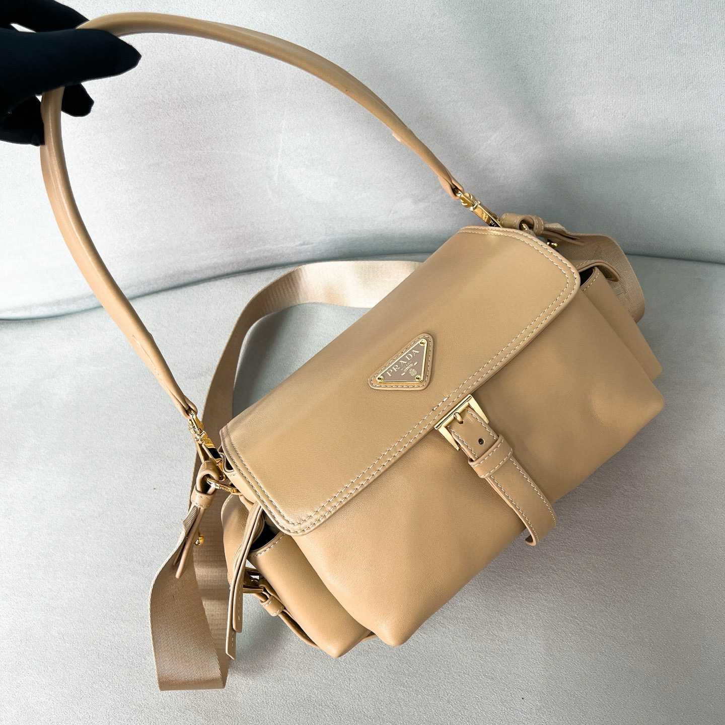 프라다 Prada 1BD394  Explore Nappa 미디엄 가죽 숄더백 Sand Beige 30cm