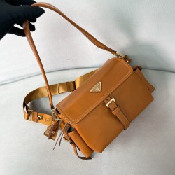 프라다 Prada 1BD394 Explore Nappa 미디엄 가죽 숄더백 Caramel 30cm