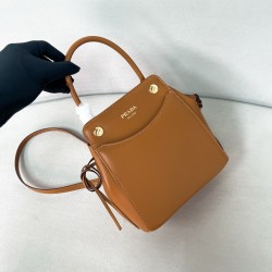 프라다 Prada 1BD496 Carry 캐리 미니 가죽 핸드백 Cognac 21cm