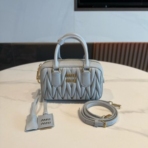 미우 미우 Miu Miu 5BB123 Arcadie 마테라쎄 나파 가죽 백 Powder Blue 19cm