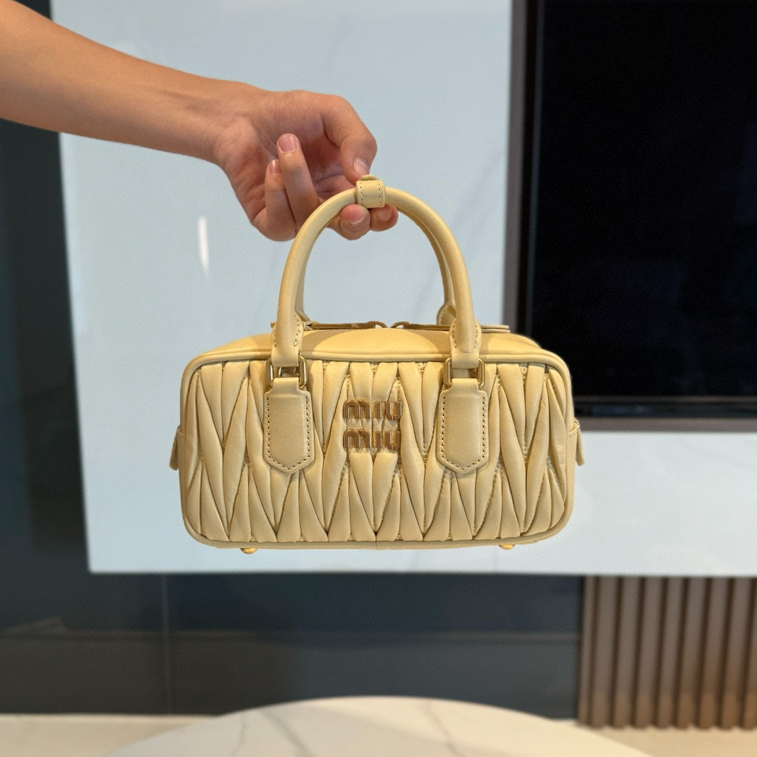 미우 미우 Miu Miu 5BB142 Arcadie 마테라쎄 나파 가죽 백 Soy Green 22cm