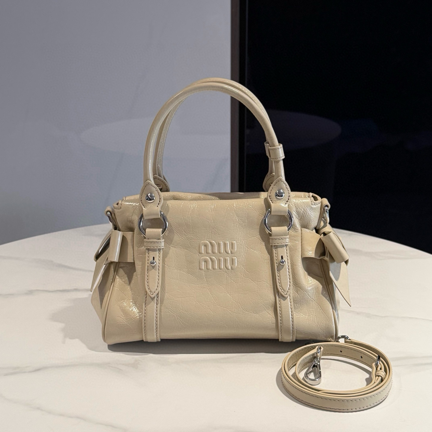미우 미우 Miu Miu 5BA327 가죽 탑 핸들 백 Travertine Stone 28cm