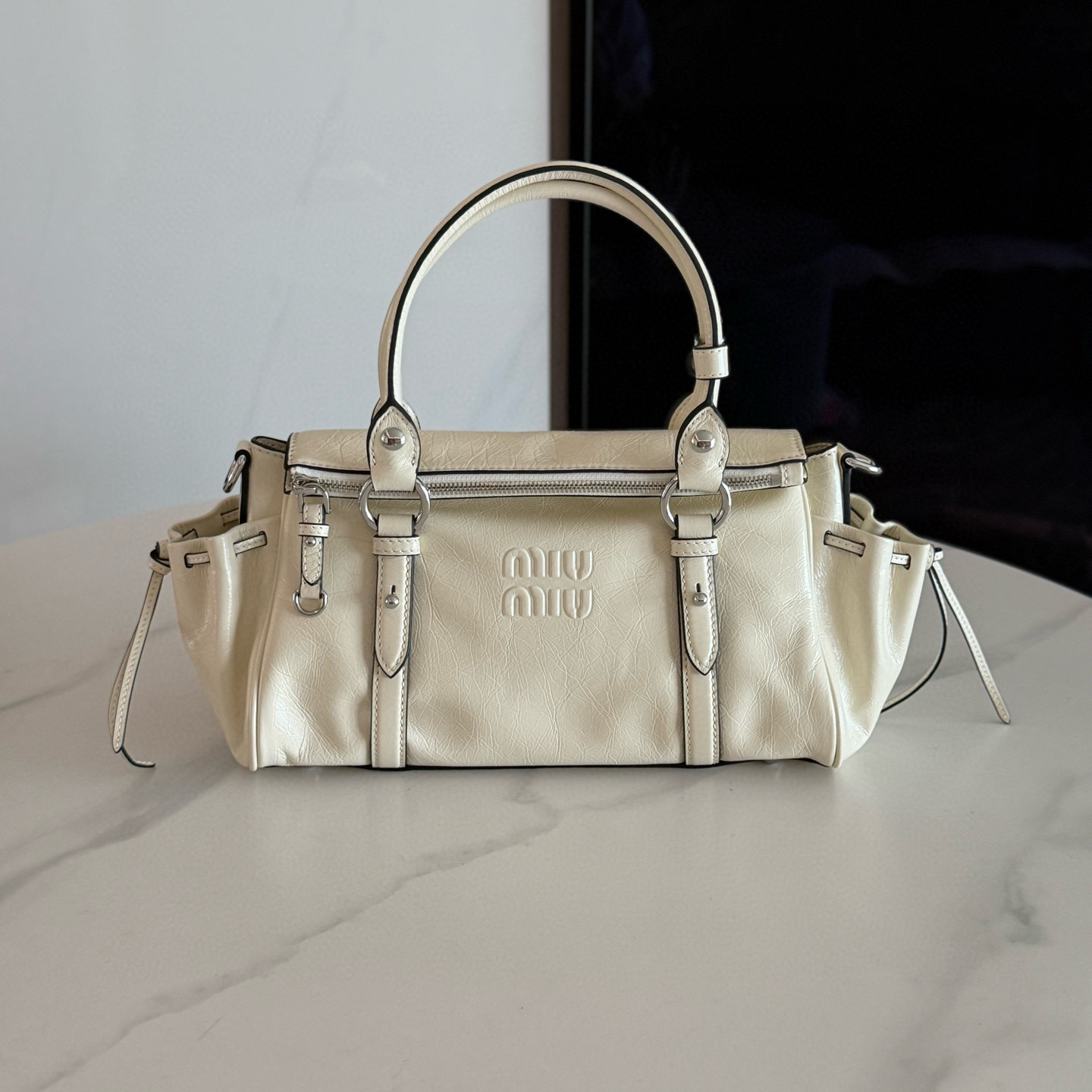 미우 미우 Miu Miu 5BA328 샤이니 가죽 핸드백 White 35cm