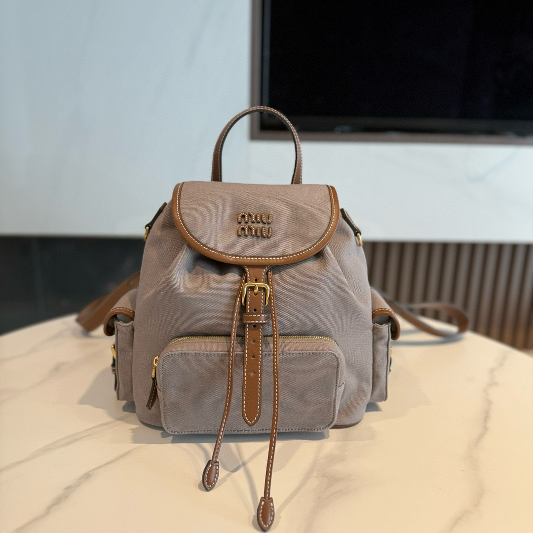 미우 미우 Miu Miu 5BZ042 캔버스 및 가죽 백팩 Aluminum Brandy 25cm