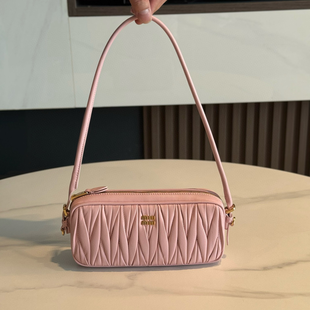 미우 미우 Miu Miu 5NE024 마테라쎄 나파 가죽 파우치 Pink 20cm