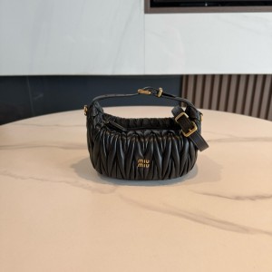 미우 미우 Miu Miu 5NE026 마테라쎄 나파 레더 파우치 Black 15cm