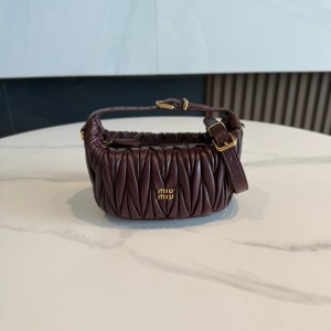 미우 미우 Miu Miu 5NE026 마테라쎄 나파 레더 파우치 Burgundy 15cm