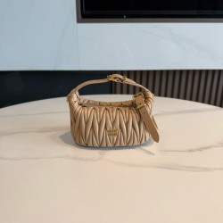 미우 미우 Miu Miu 5NE026 마테라쎄 나파 레더 파우치 Cameo 15cm