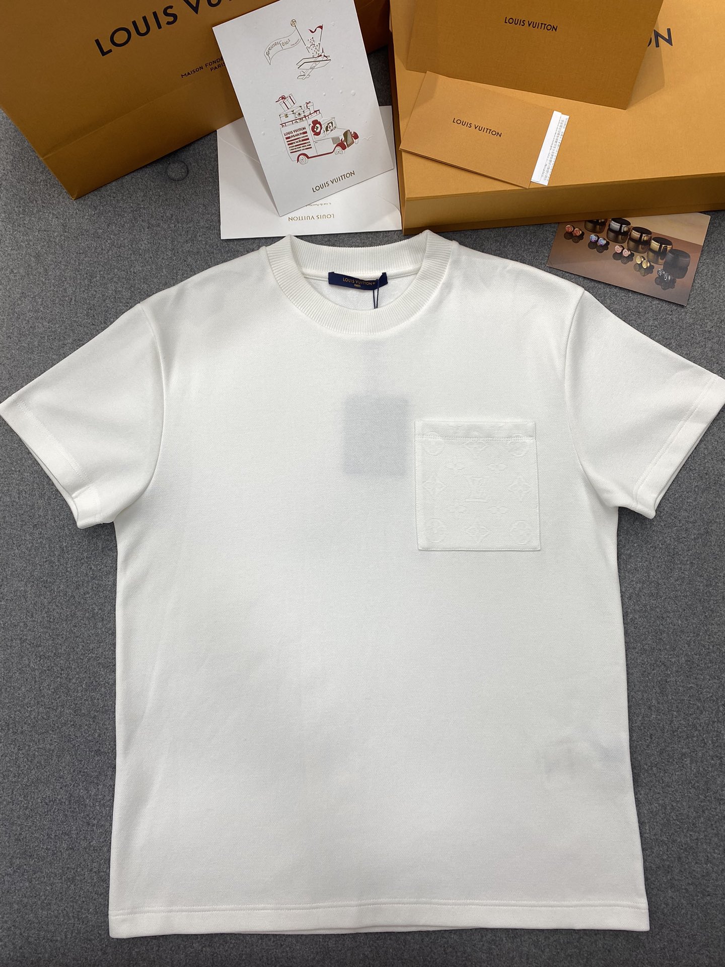루이비통 LV MONOGRAM 반팔 티셔츠  1AFBA8